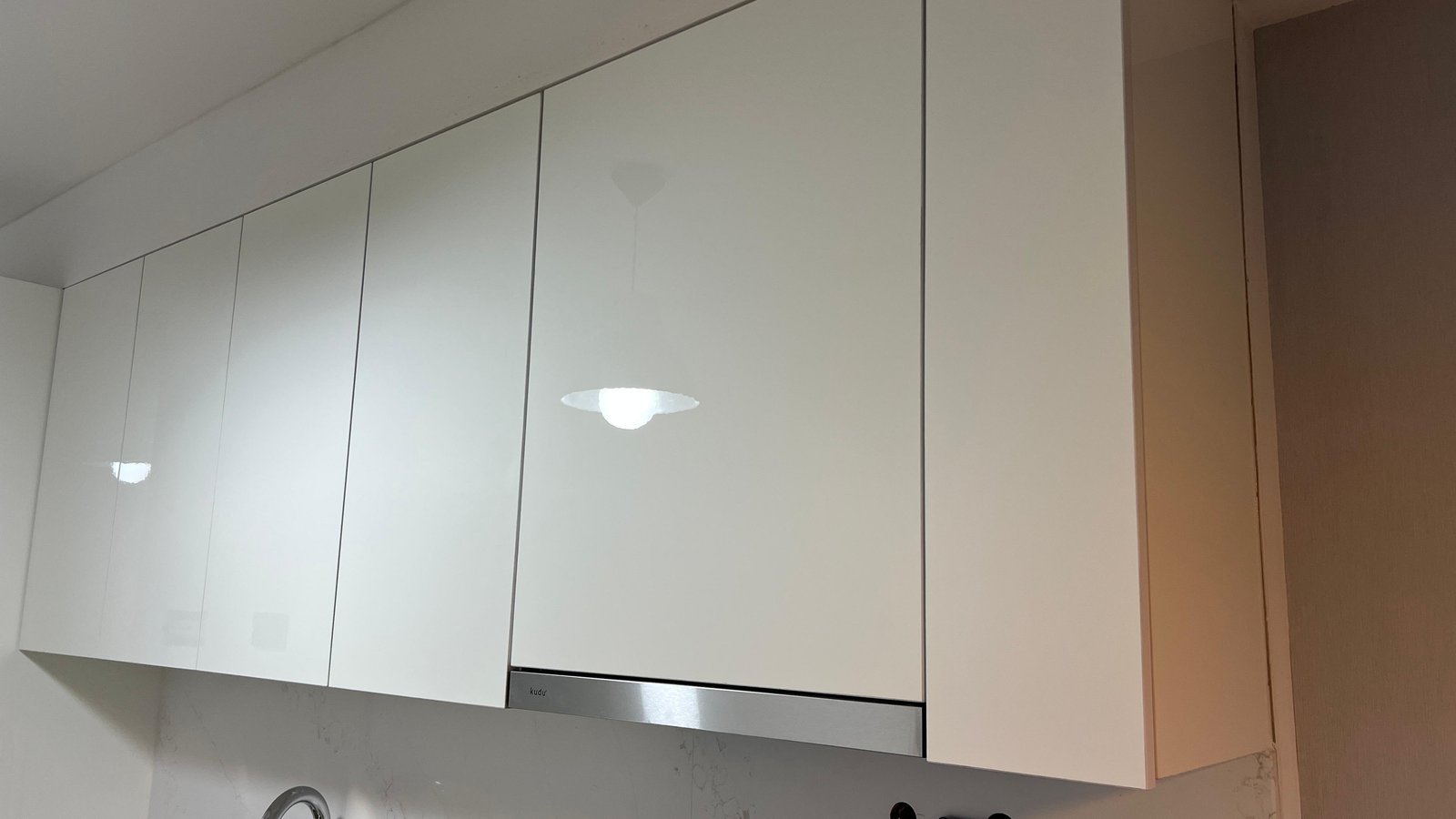 Cozinha moderna minimalista com armários brancos — projeto Cocina con frentes en rousbicio blanco, por Carpinteria Tientta, em Puerto Madero