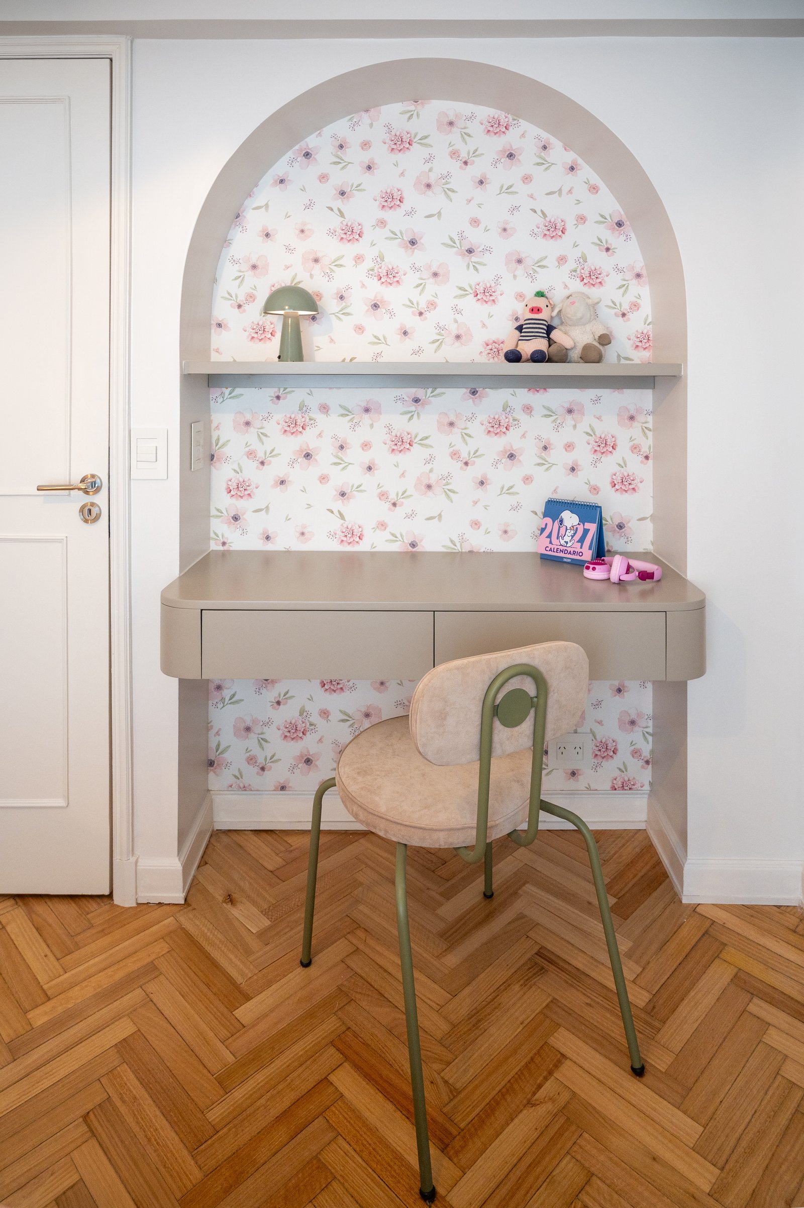 Escritorio con silla en nicho arqueado y papel floral — proyecto ALVEAR TYM, por AB ARQUITECTURA, en Recoleta