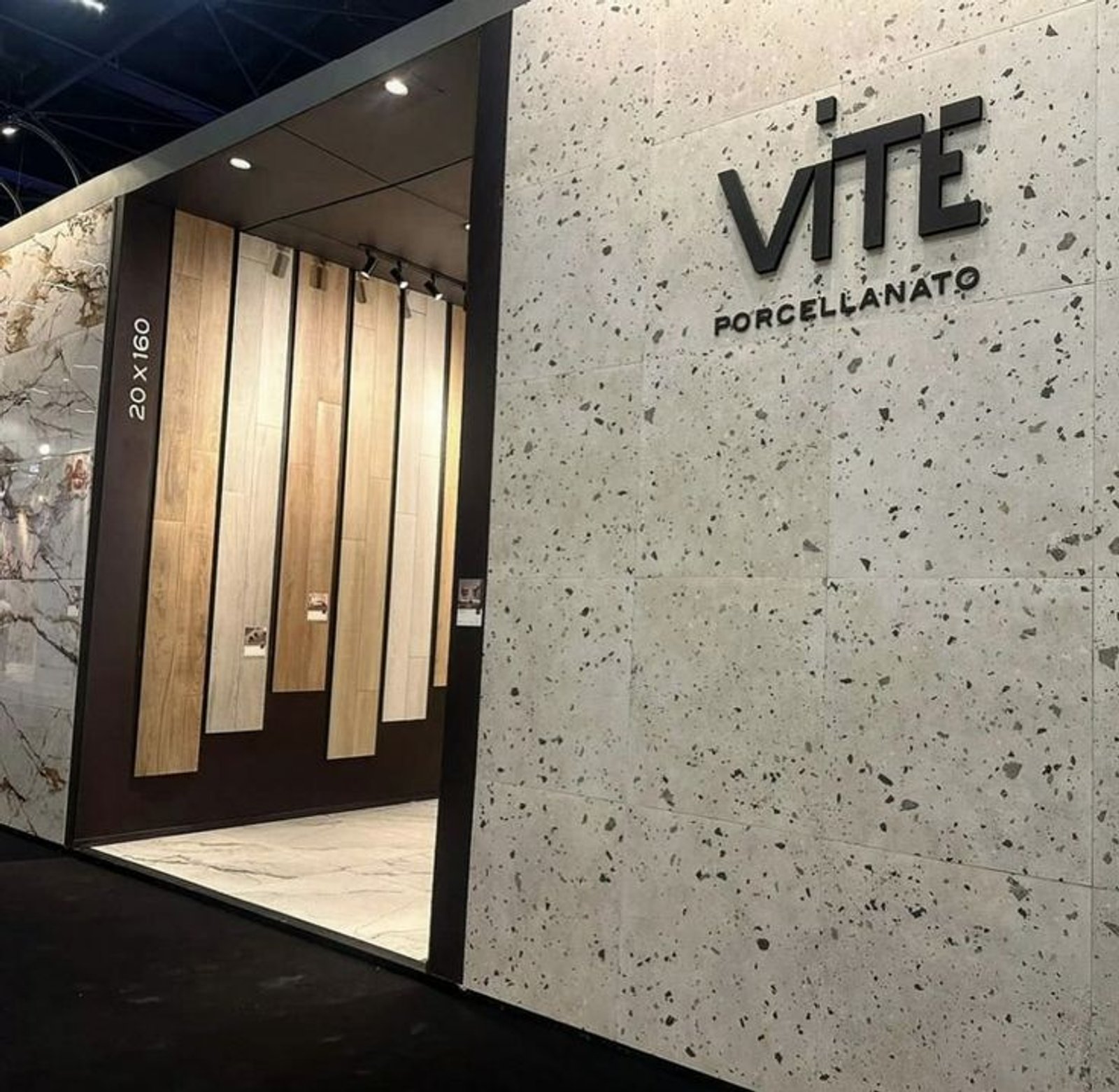 local de exhibición de porcellanatos VITE — proyecto Expo Revestir 2024, por Vite Porcellanato, en São Paulo