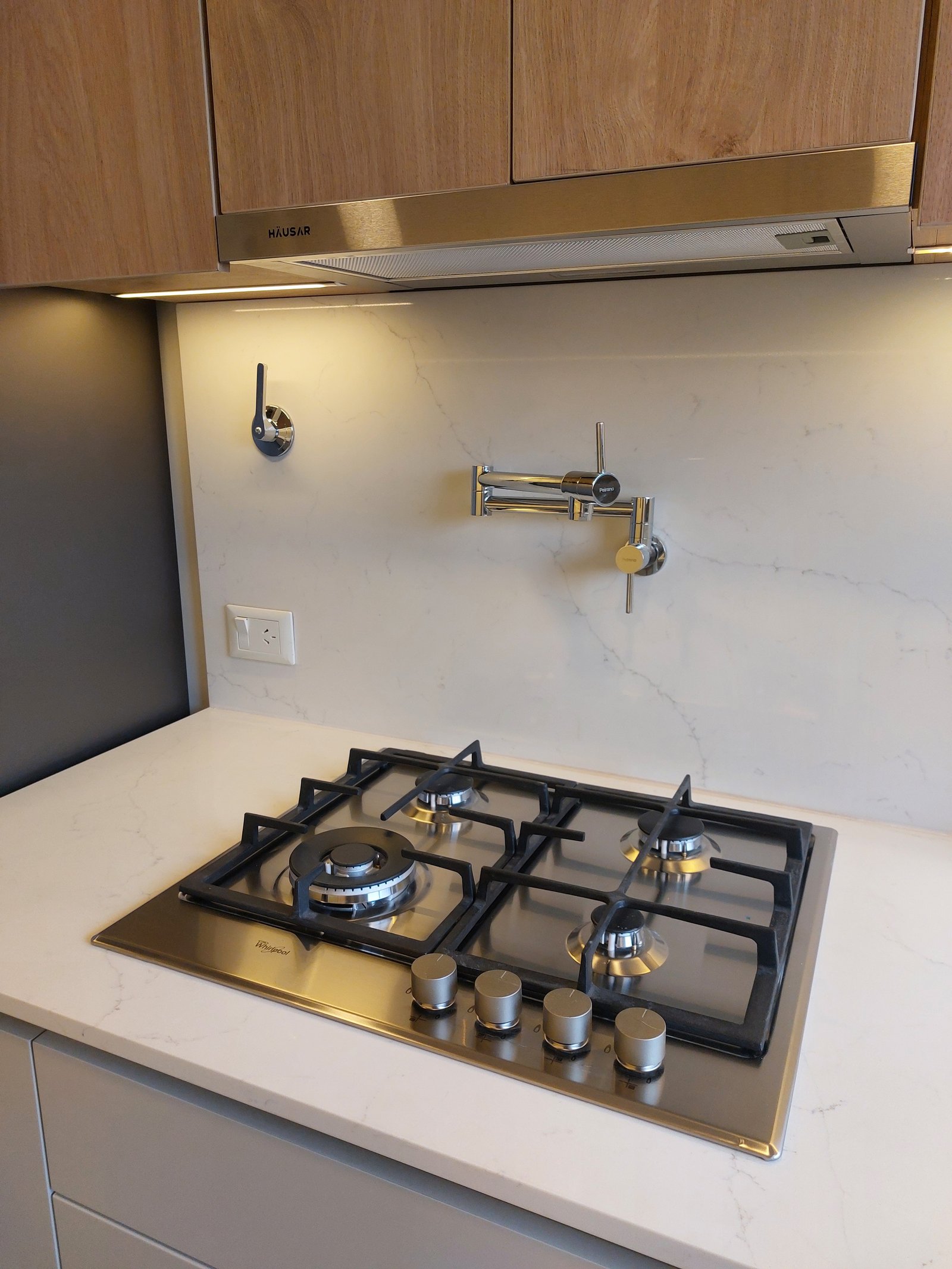 Cocina moderna con anafe a gas, mesada de piedra y bacha integrada — proyecto LBT, por Arquitecta, en La Lucila