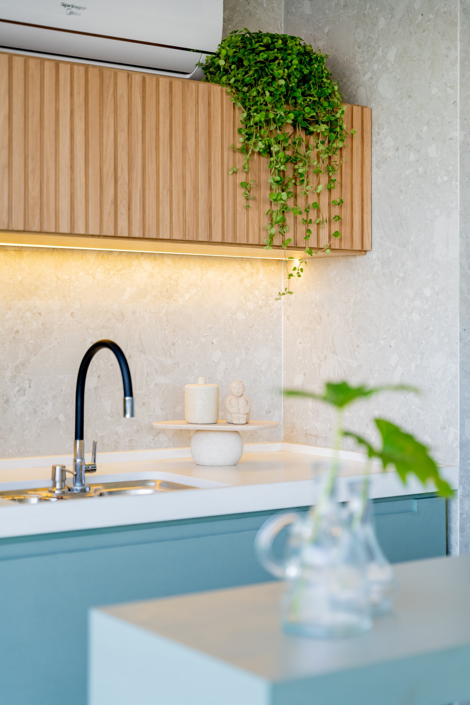 Cocina moderna con gabinetes de madera y planta colgante — proyecto Projeto TI, por Felipe Rohen, en Rio de Janeiro