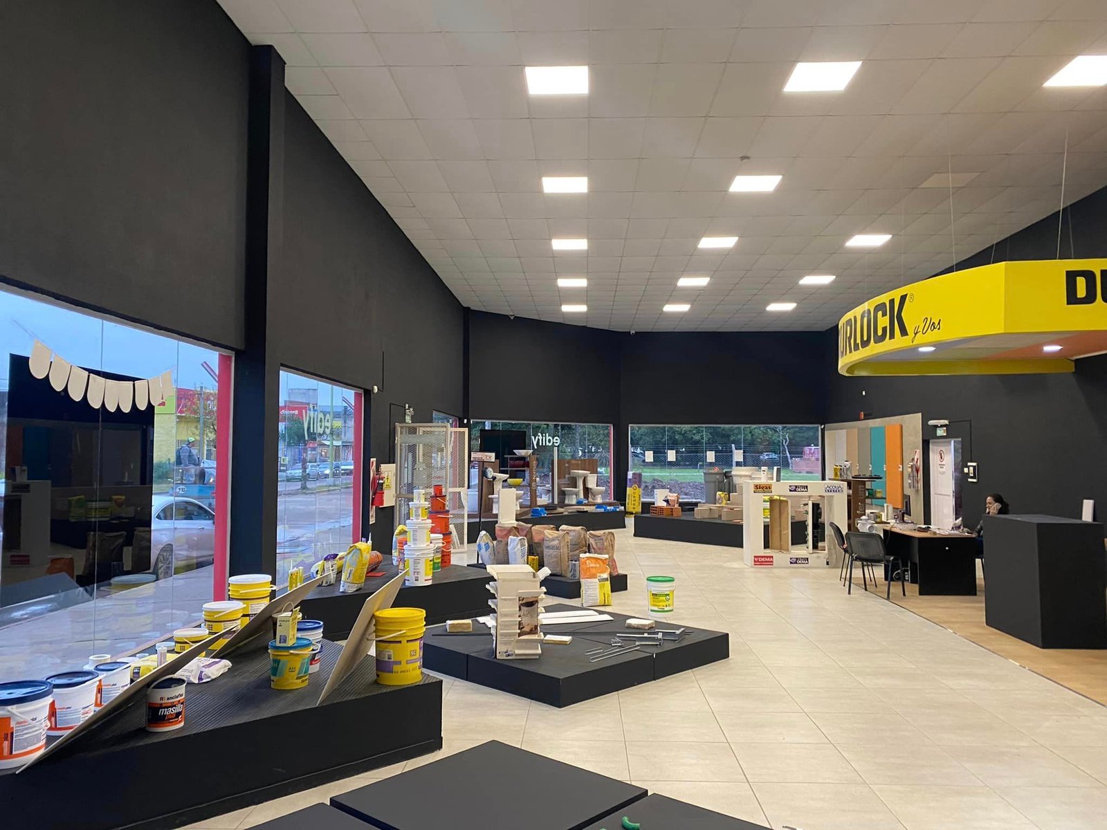 Tienda de materiales de construcción con estanterías de madera y metal — proyecto Edify Corrientes, Casa de Materiales de Construccion., por Arquitecto Gustavo Maidana, en Corrient