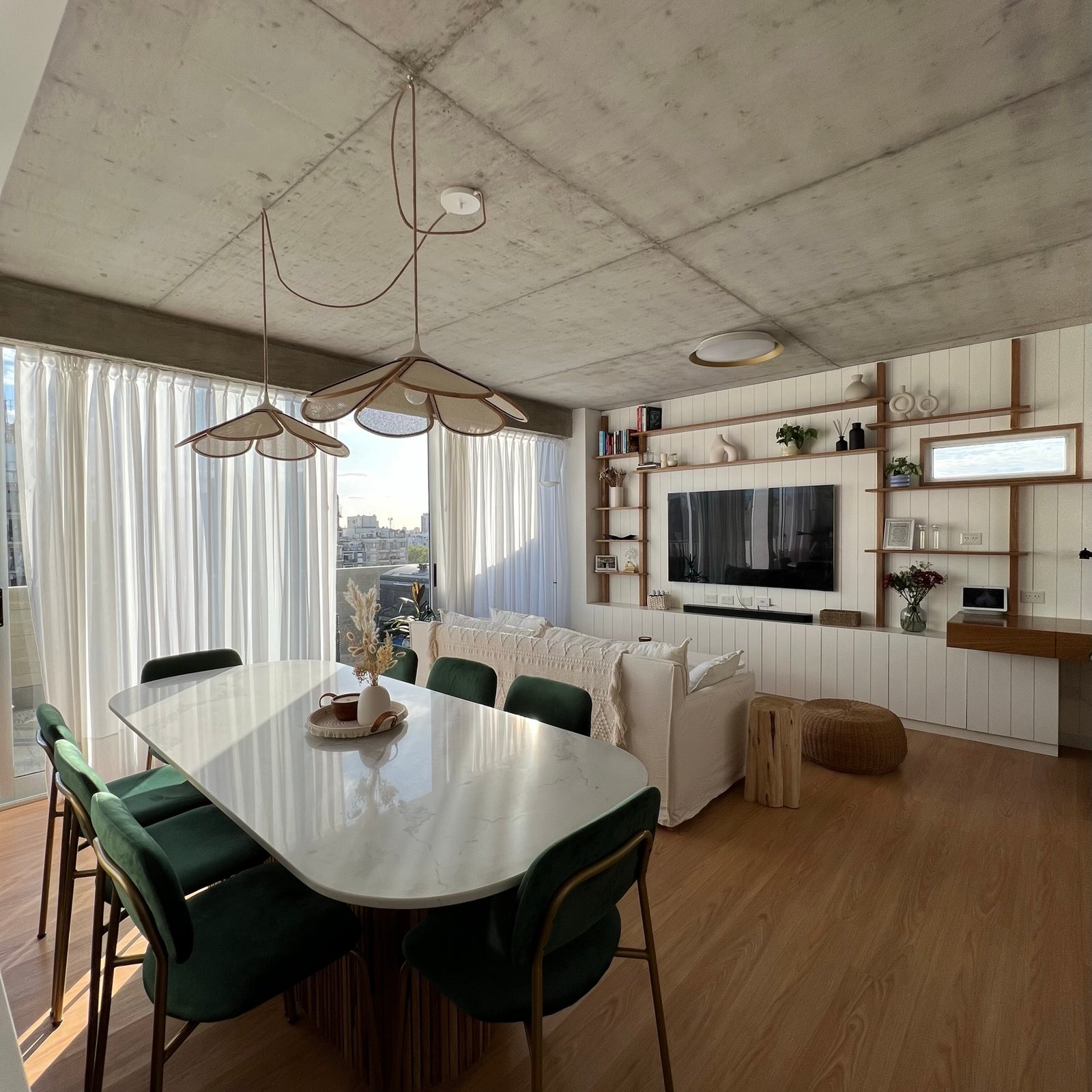 Comedor y living moderno con techo de hormigón visto y lámpara flor — proyecto Velasco, por MDBK Arquitectura, en Villa Crespo