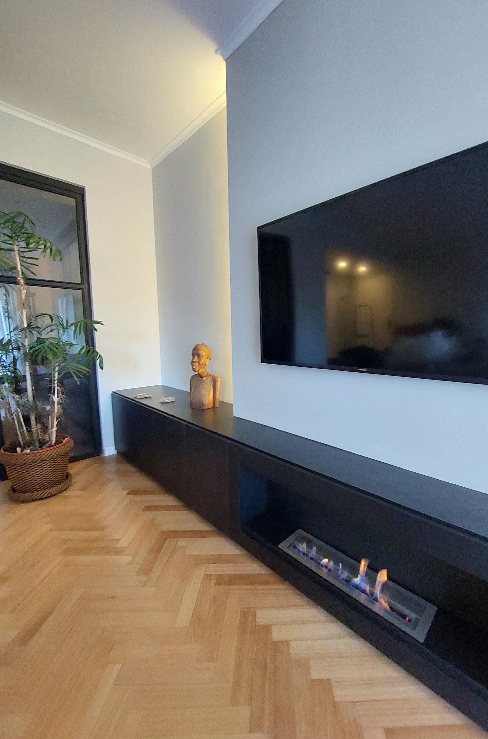 Living moderno con chimenea integrada y suelo de madera — proyecto LBT, por Arquitecta, en La Lucila