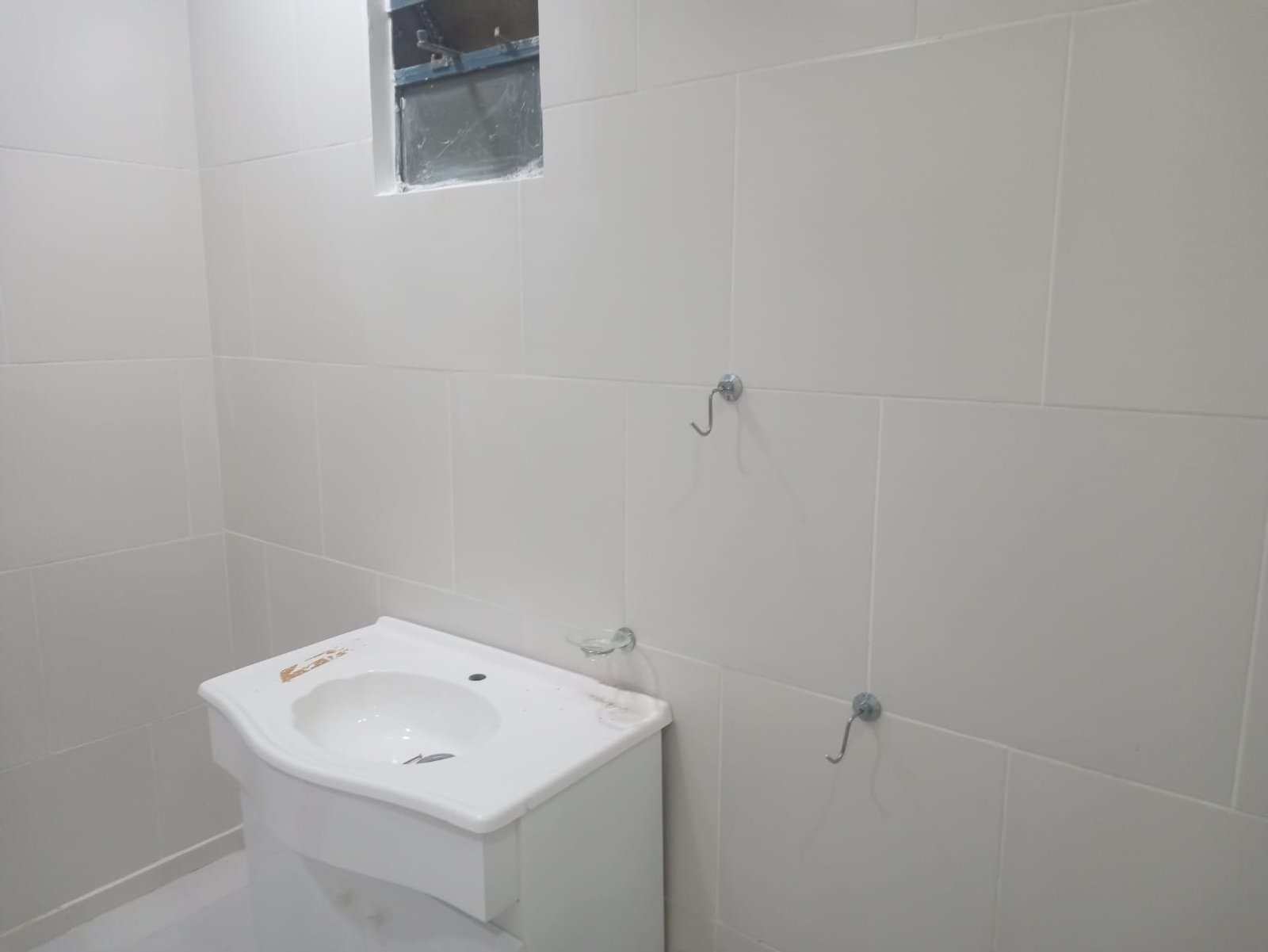 banheiro minimalista com pia branca e azulejos brancos — projeto Esmeralda 517, por A&E construcciónes, em Esmeralda 517