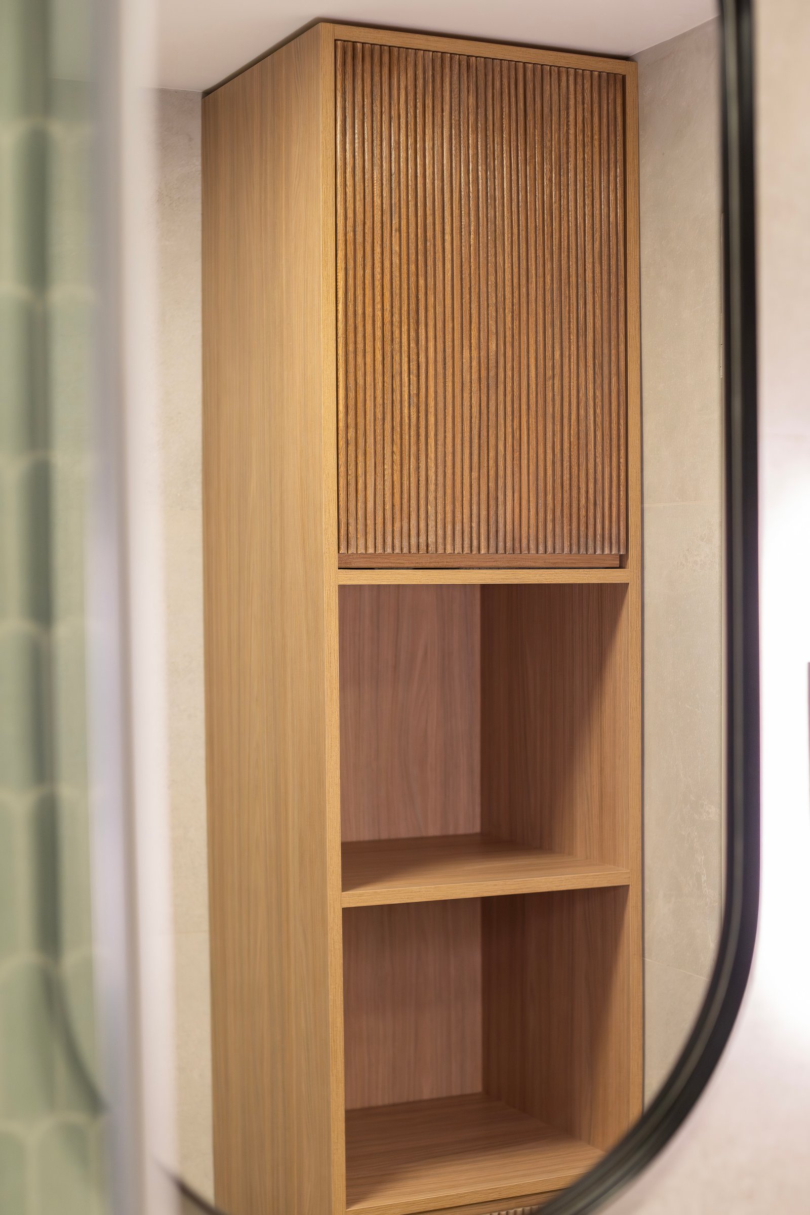 Armário vertical de madeira com prateleiras abertas e frente de ripas — projeto Senillosa - Baño, por Blue Rabbit Design, em Caballito