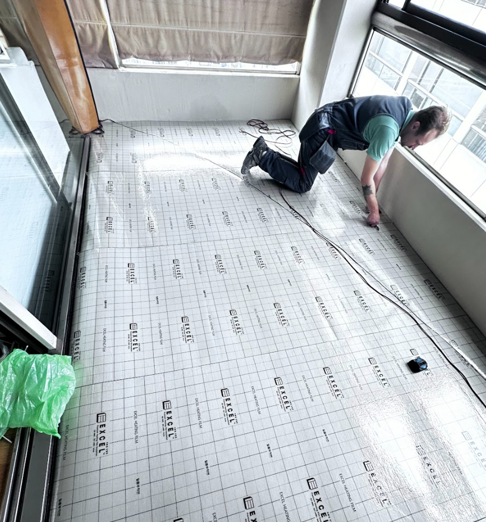 instalación de piso con cobertor cuadriculado — proyecto Balcón, por HEAT LIFE