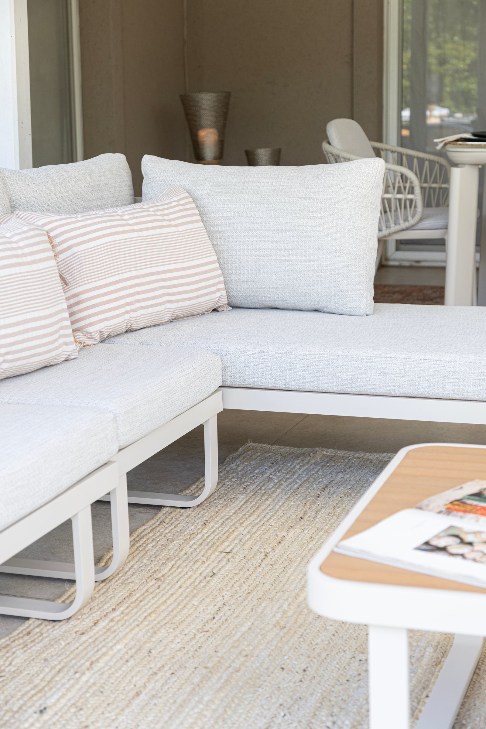Living exterior moderno con sofá blanco modular y mesa de centro de madera — proyecto Nuevos diseños de Muebles de Exterior , por DESDE ASIA, en Malabia 1359