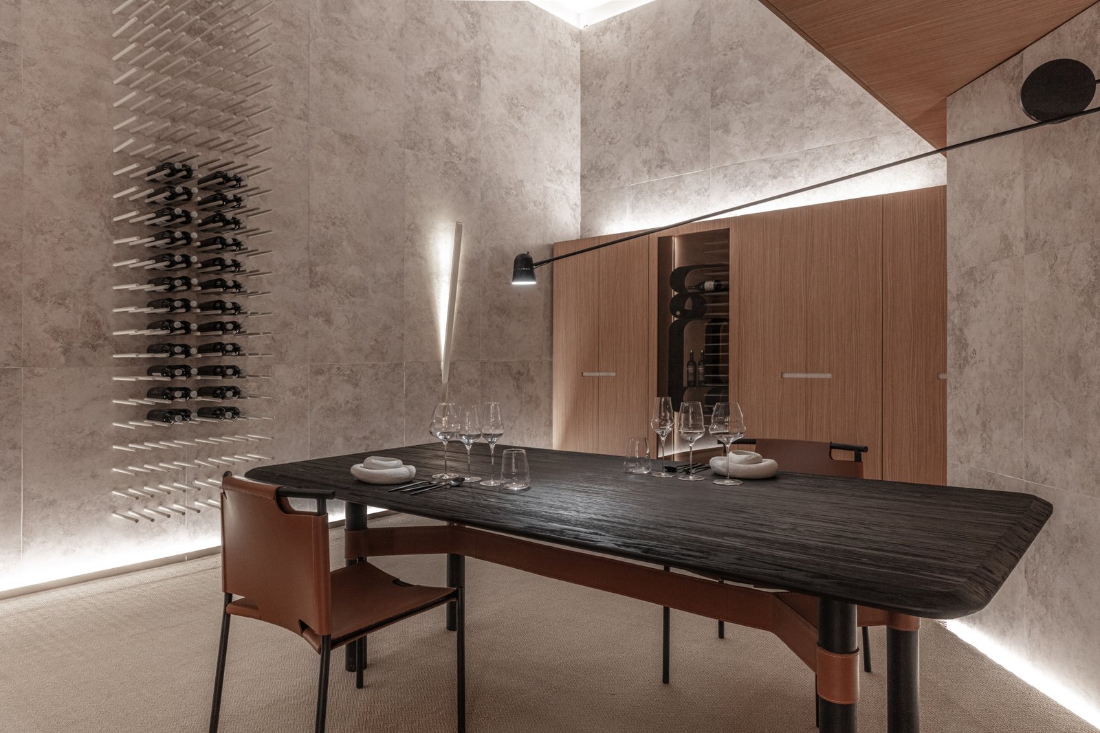 comedor moderno con cava de vinos y paredes texturizadas — proyecto Casa Foa 2025 | Degustando experiencias | Tasting experiences | Lucia Quinteros, por Ren Studio, en Cdad. Autóno
