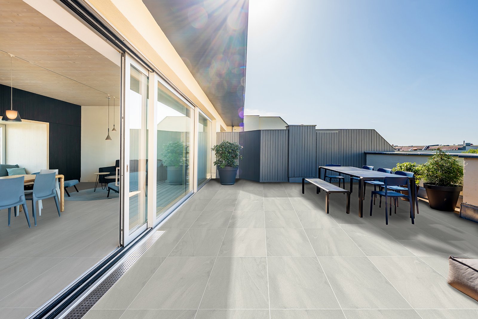 Terraza moderna con vista al cielo y mobiliario de exterior — proyecto 60x120, por Cerámica Alberdi 
