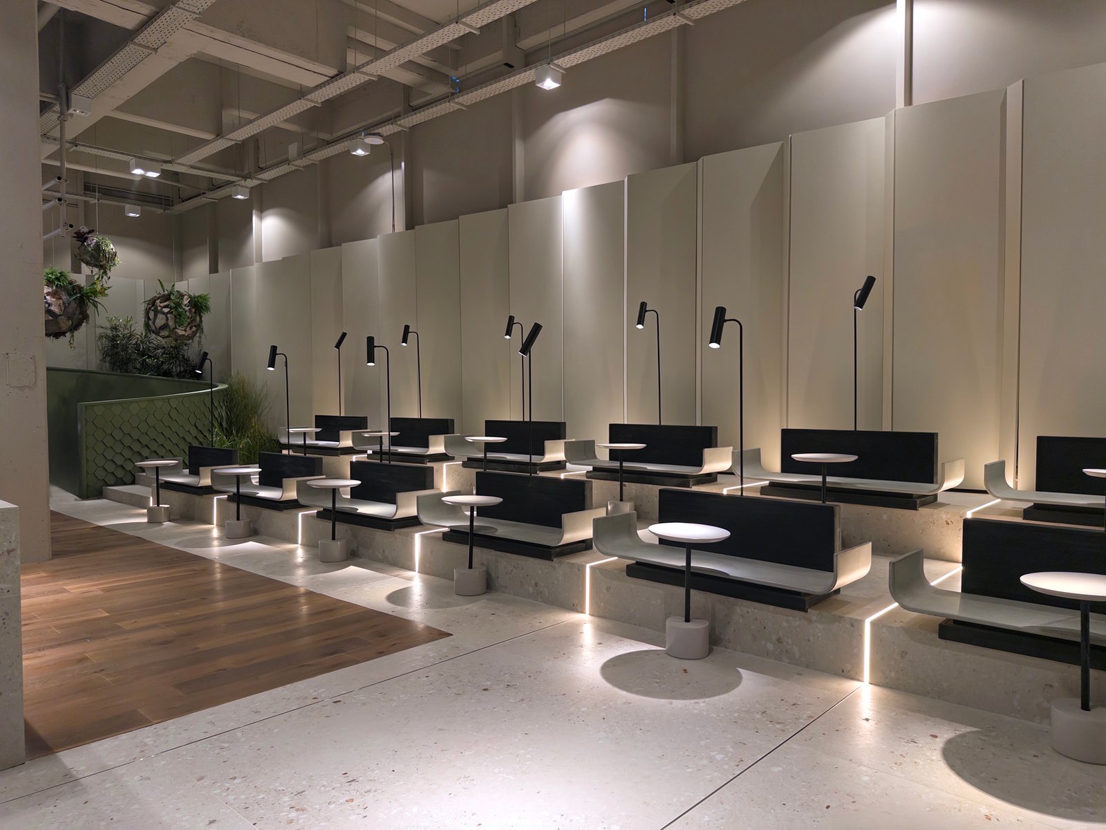 Espaço comercial moderno com assentos minimalistas e iluminação indireta — projeto Casa Foa Madero Harbour, por Vite Porcellanato, em Buenos Aires