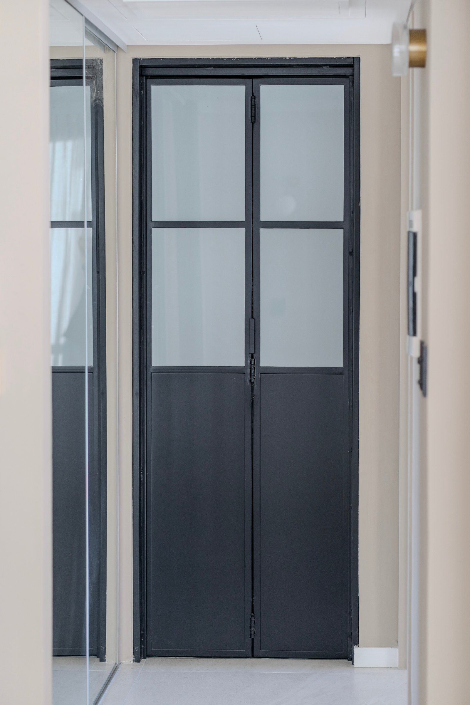 doble puerta industrial negra con vidrio en pasillo moderno — proyecto Al Río - Baño, por Blue Rabbit Design, en Vicente López