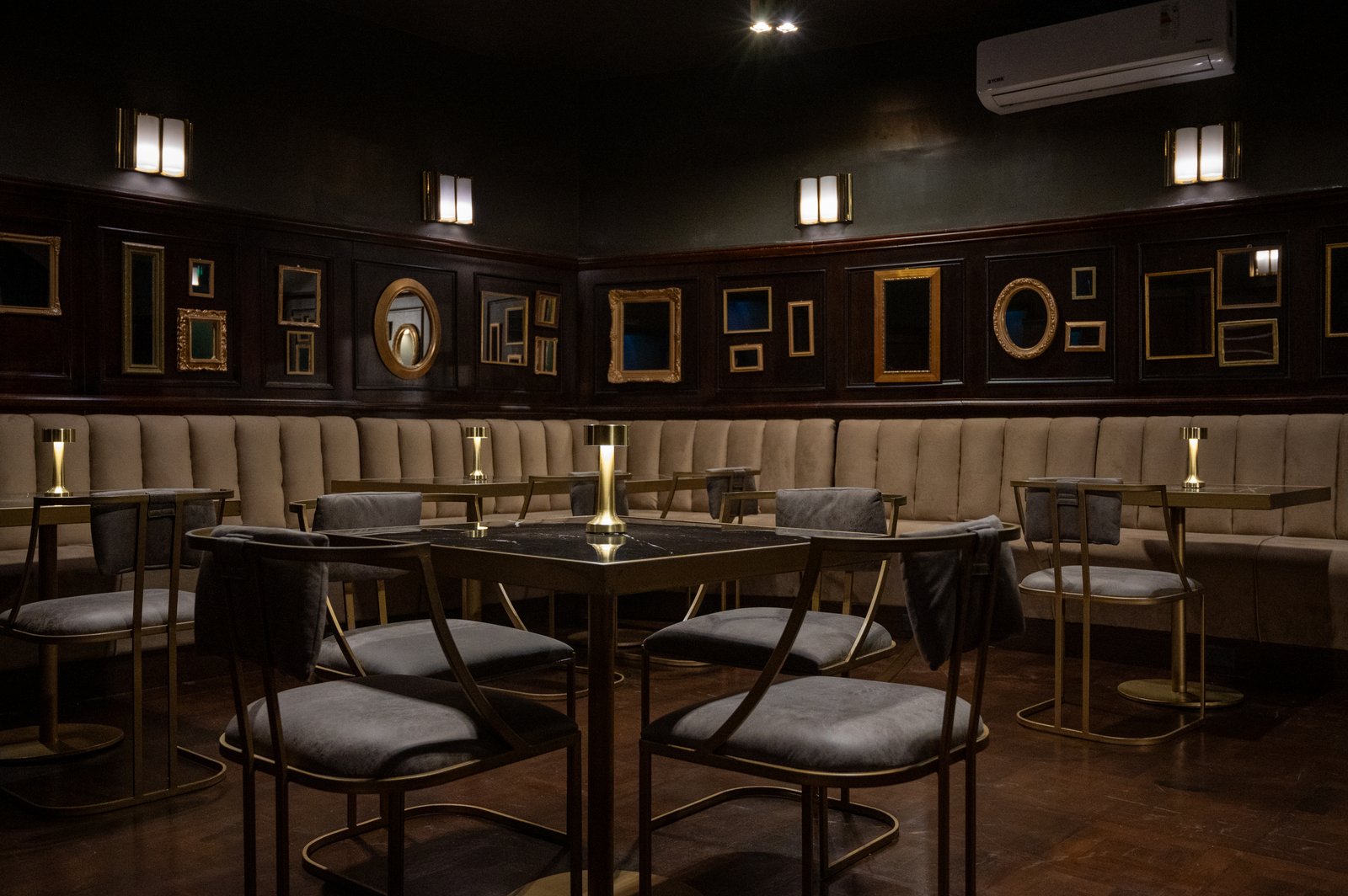Sala de restaurante de lujo con mesas redondas y luces cálidas — proyecto PRESIDENTE BAR HIPODROMO, por AB ARQUITECTURA, en San Isidro
