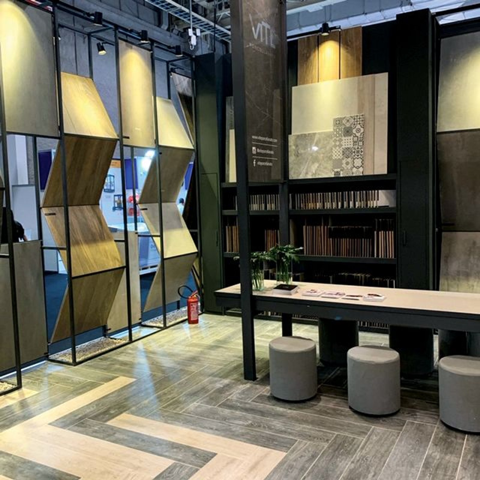 Local comercial moderno con paneles de madera y mobiliario minimalista — proyecto Expo Revestir 2020, por Vite Porcellanato, en São Paulo