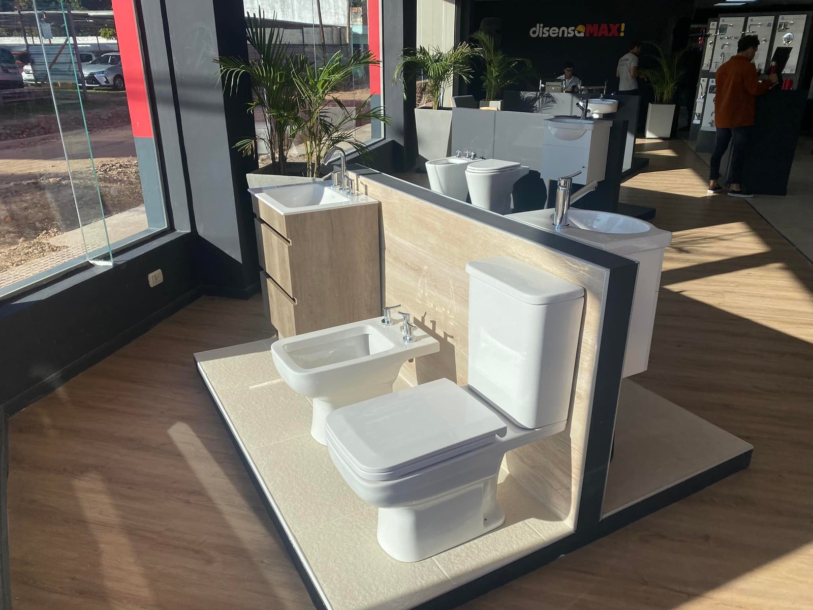 Exhibición de baños modernos con madera y piedra — proyecto Edify Casa central. Local de venta de materiales de Construccion., por Arquitecto Gustavo Maidana, en Corrientes