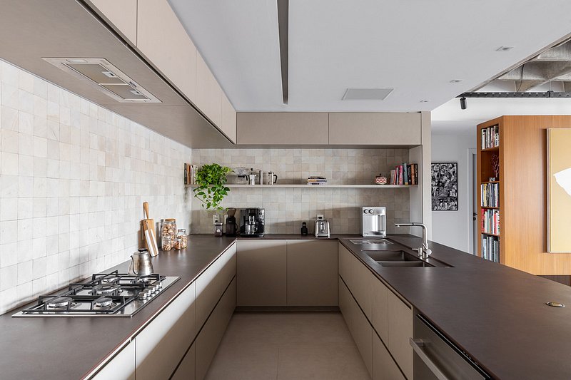 Apartamento de 163m² tem área social ampliada após reforma completa