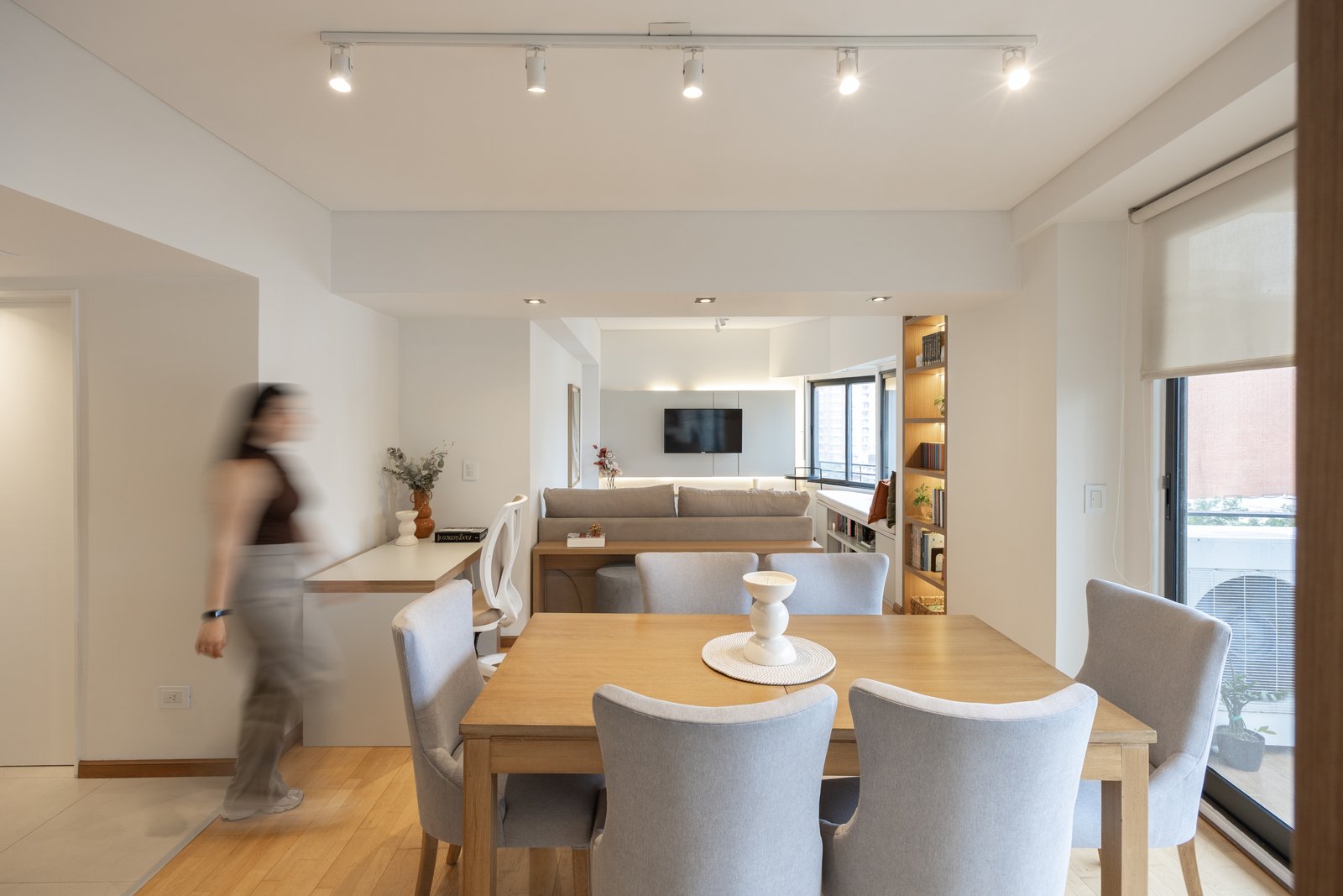 Comedor moderno y luminoso con mesa de madera y sillas beige — proyecto Rio, por Martina Kleinert, en Saavedra