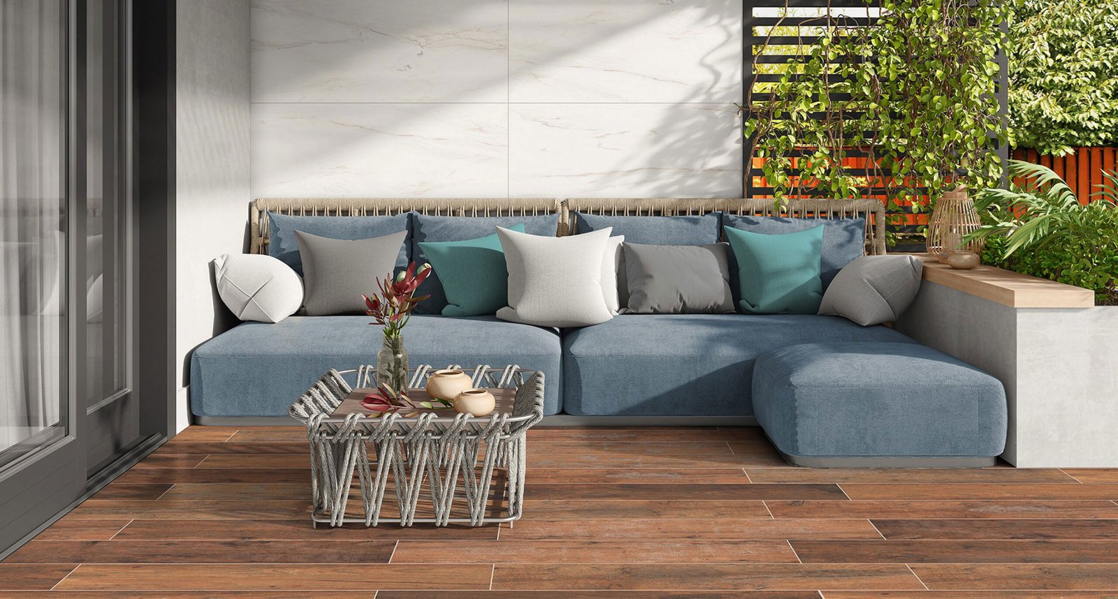 Sofá azul modular en patio con piso de madera y vegetación exuberante — proyecto Madera, por TENDENZA, en Buenos Aires
