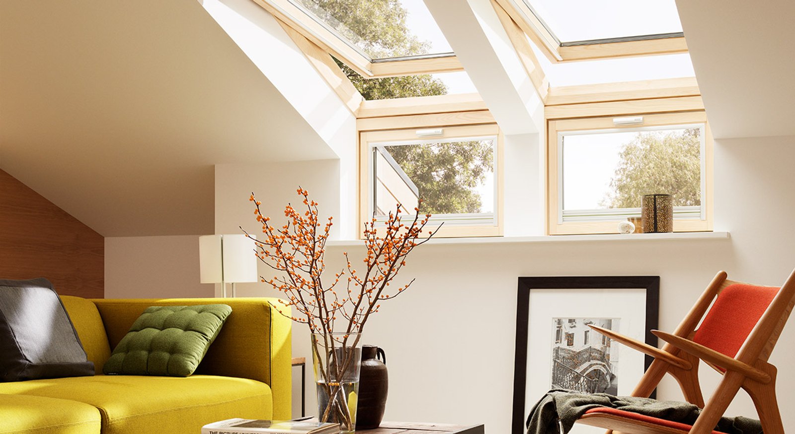 Living moderno con techos de madera y sofá amarillo vibrante — proyecto Sala de estar, por VELUX