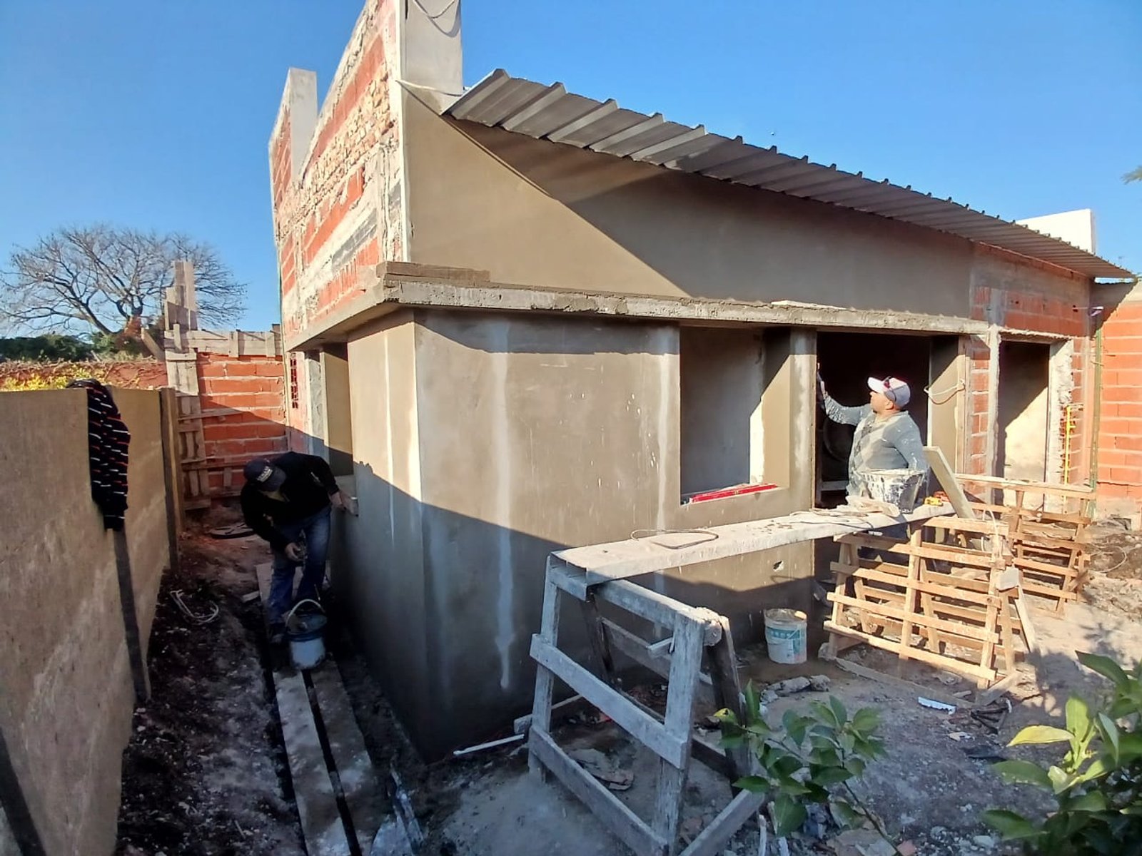casa en construccion con andamios y obreros — proyecto Quincho G+G, por Sep Arquitectura , en La Plata