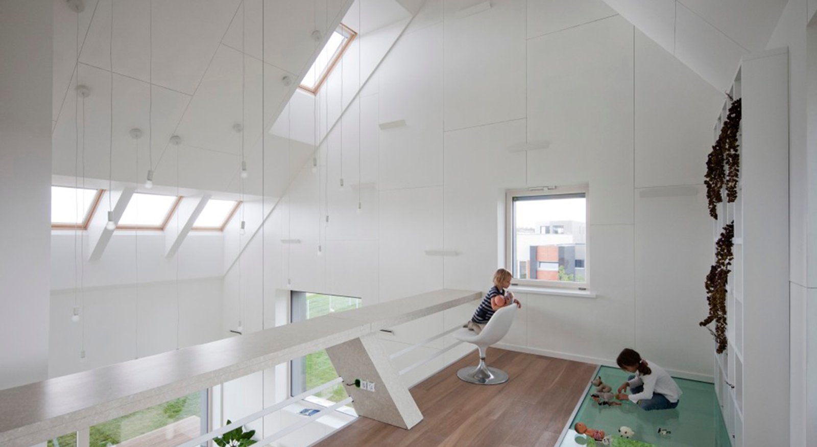 Sala de estar moderna de pé-direito duplo e espaçosa com mesa integrada — projeto Sala de estar, por VELUX