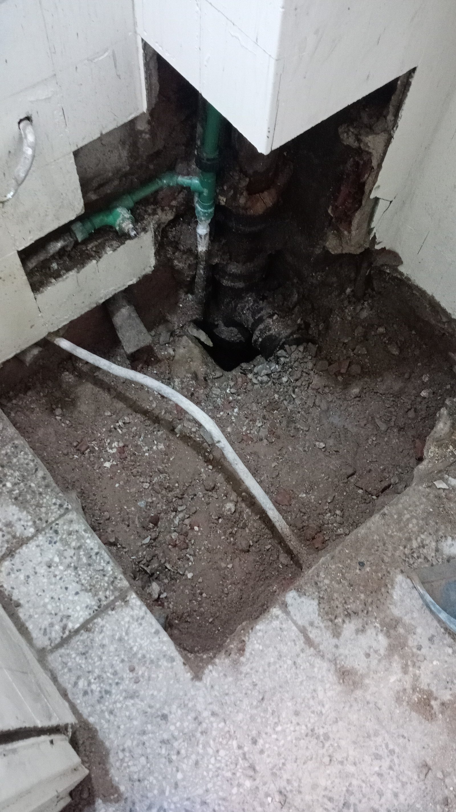 excavación de tuberías en obra — proyecto Av santa fe y Av callao, por A&E construcciónes, en Av. Sta. Fe 1845