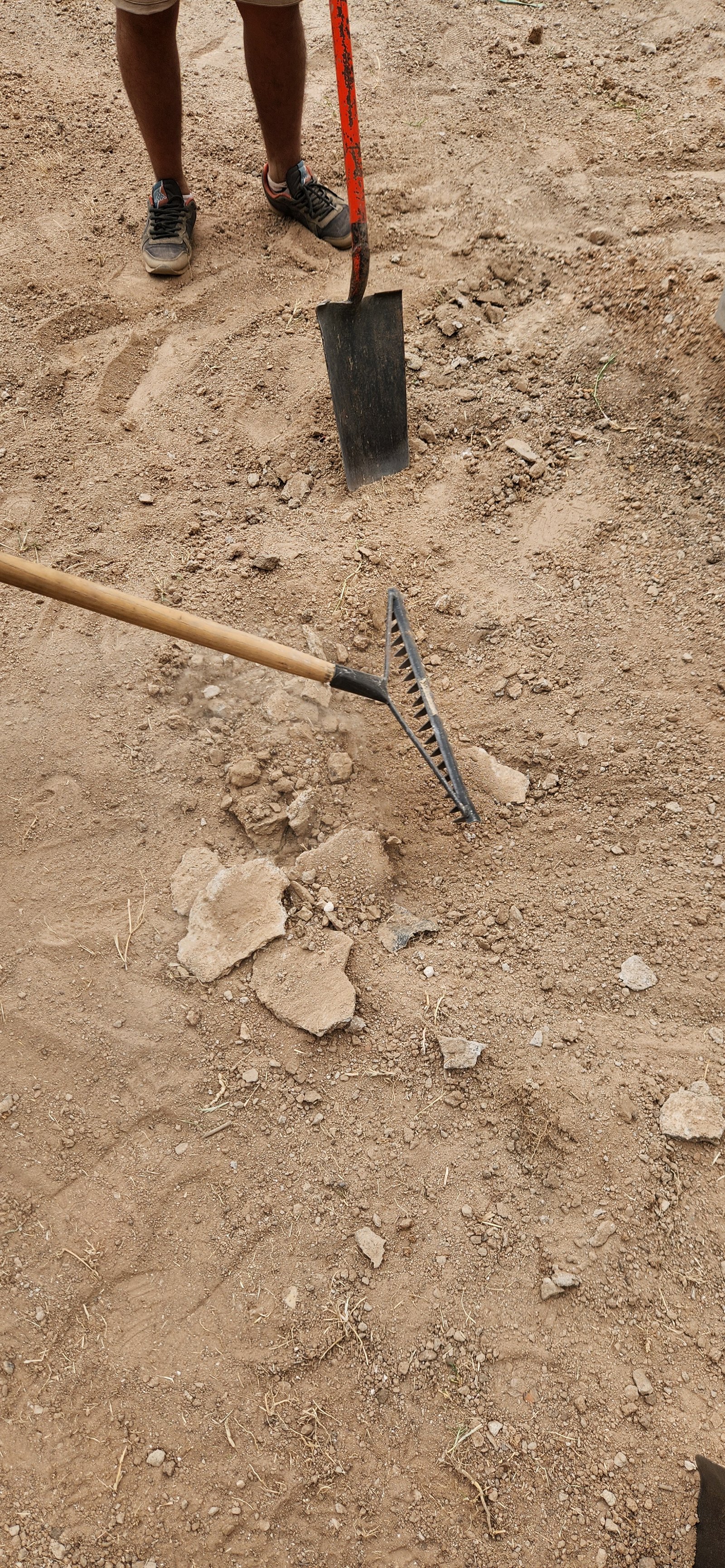 preparando terreno con pala y rastrillo — proyecto Casa CAD, por Estudio Rifahi, en Moreno
