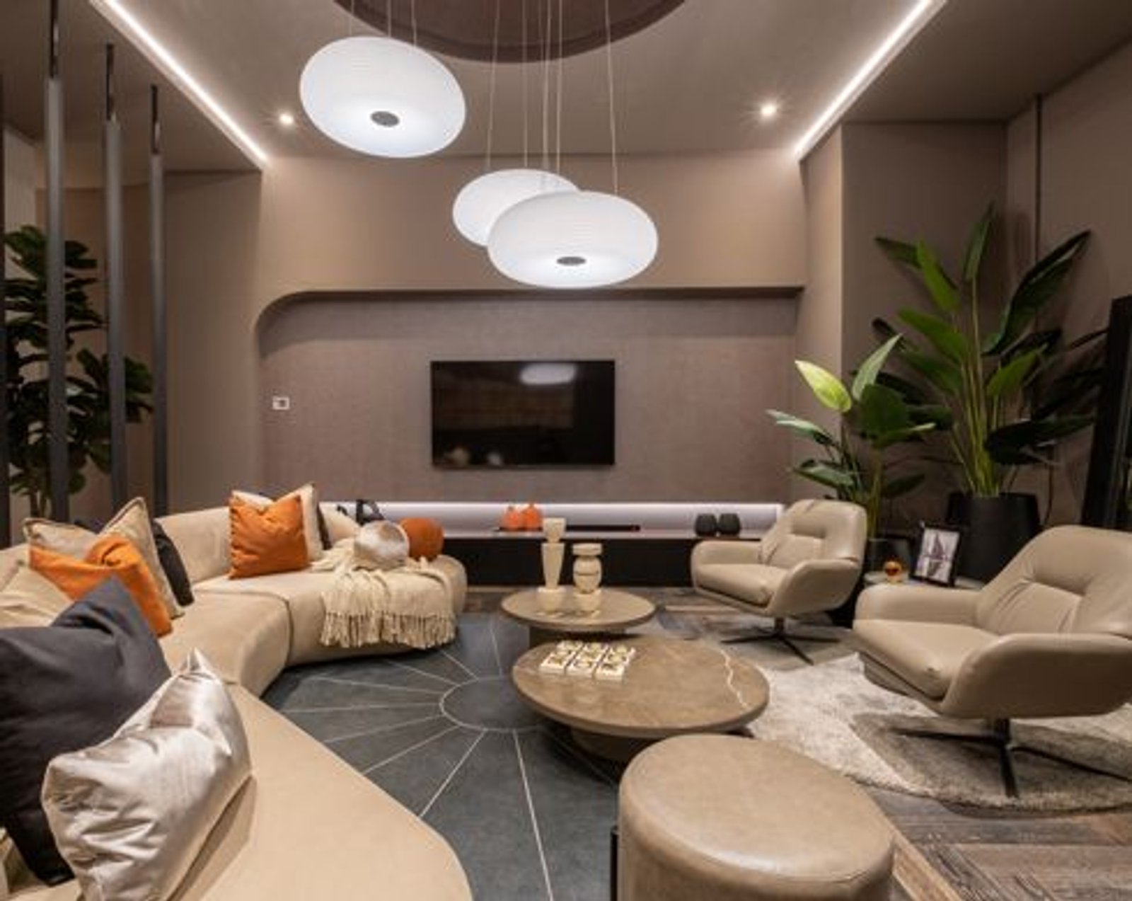 Sala de estar moderna con sofá curvo y piso de madera — proyecto Casa Foa Córdoba 2025, por Vite Porcellanato, en Ciudad de Córdoba