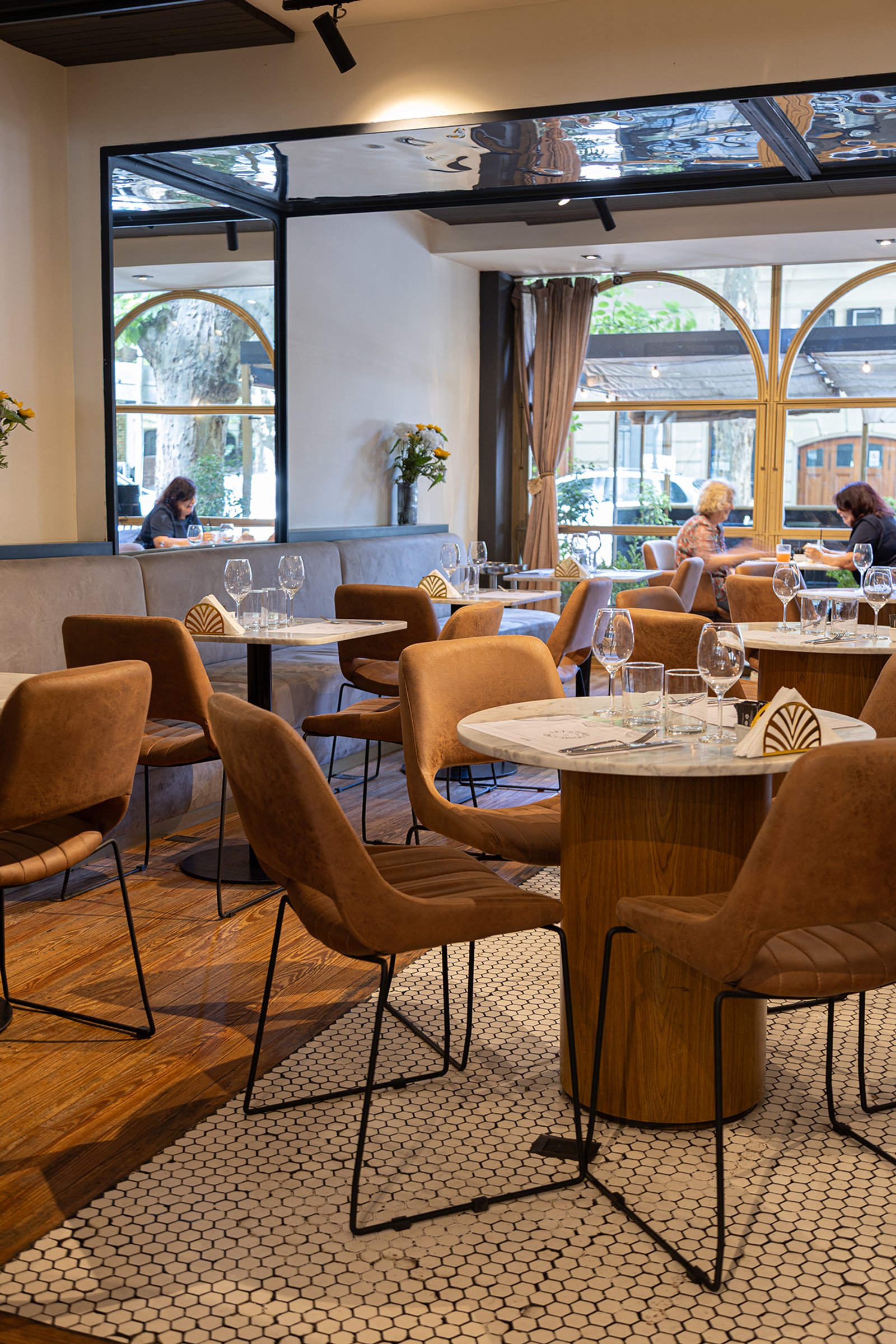 Sala de jantar moderna com cadeiras curvas e piso de pastilha — projeto Olivier BA, por Gaby Alfonso, em Belgrano