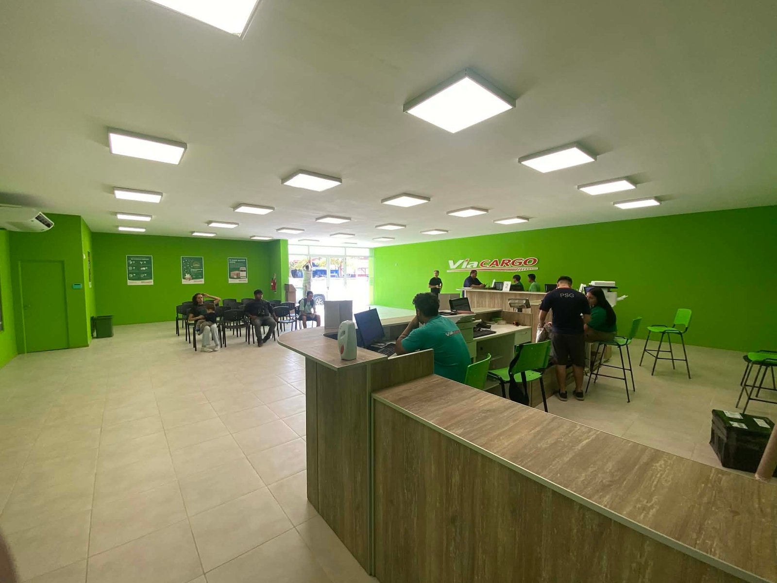 Escritório moderno com exposição de varejo e paredes verdes — projeto Sucursal Via Cargo, filial Corrientes, Empresa de distribución y logística., por Arquitecto Gustavo Maidana, e