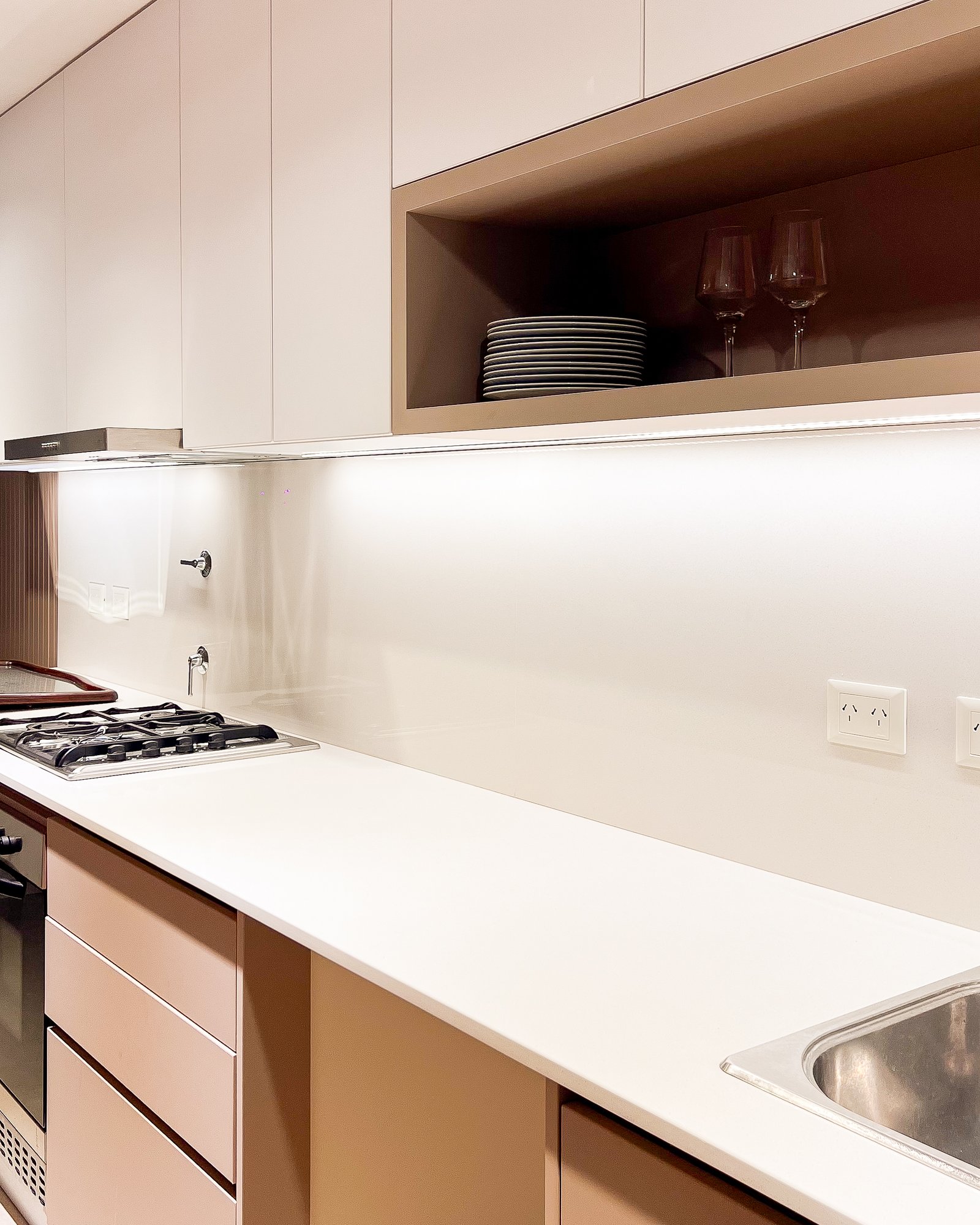 Cocina moderna minimalista con encimeras blancas y gabinetes beige — proyecto REFORMA O, por Rastro Estudio, en Mar del Plata