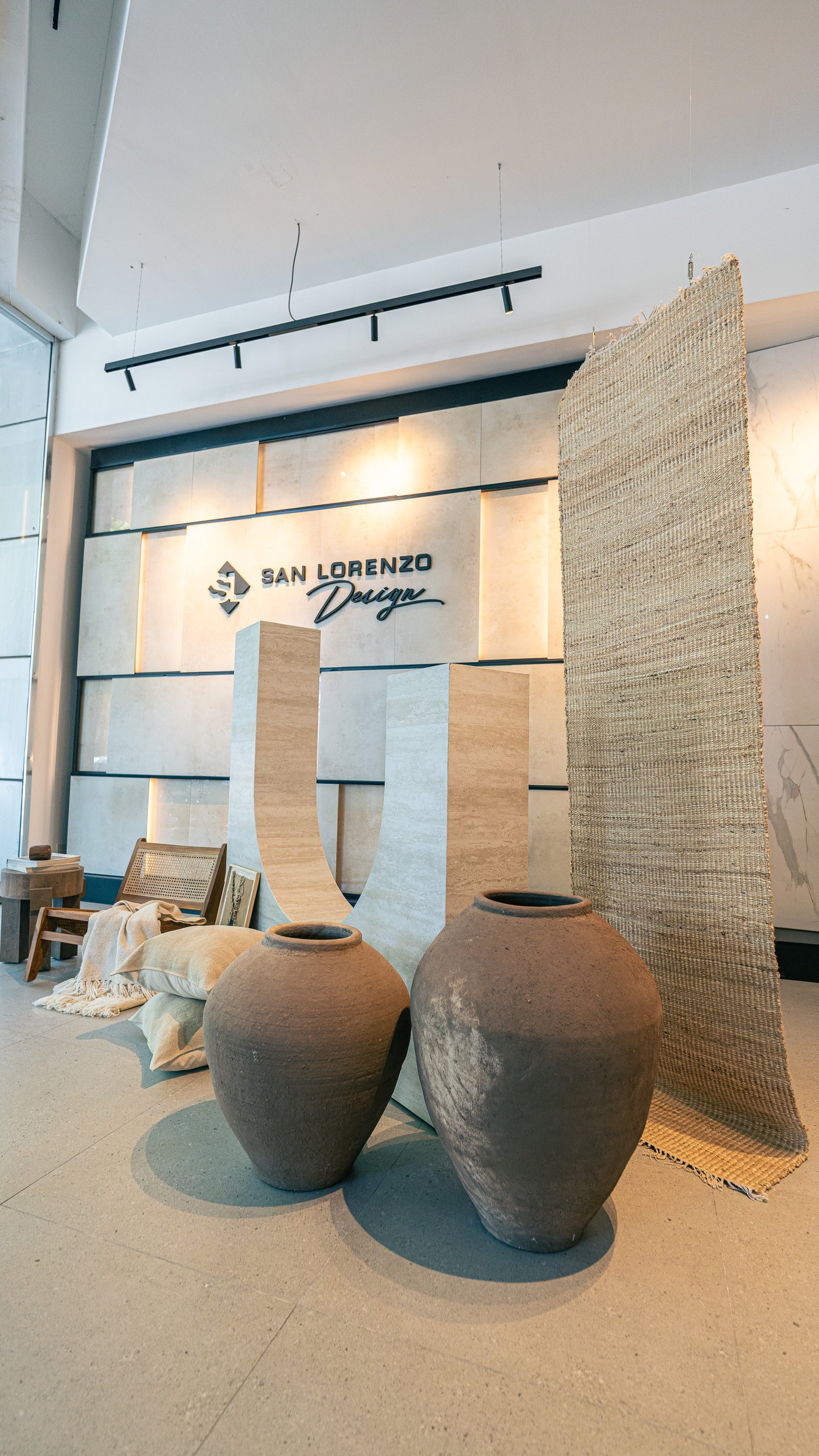 espacio comercial con decoración de interiores, jarrones de cerámica y estera tejida — proyecto SLD x Rob Ortiz, por San Lorenzo Design, en Showroom con Cita previa