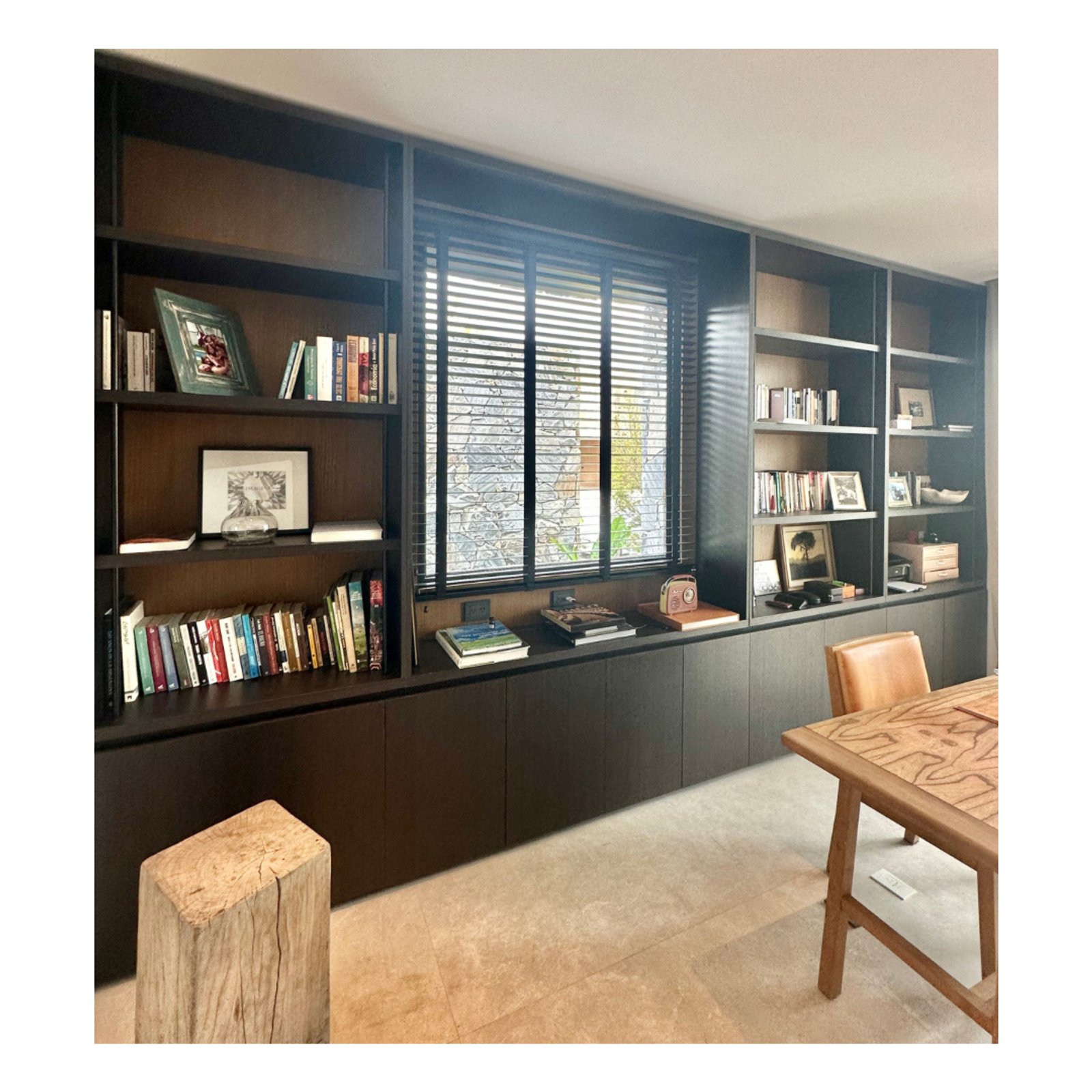 Sala de estar moderna com escritório integrado e estantes — projeto Pacheco Golf - Estudio Etiqueta, por ABEJA CONCEPT, em Gral. Pacheco