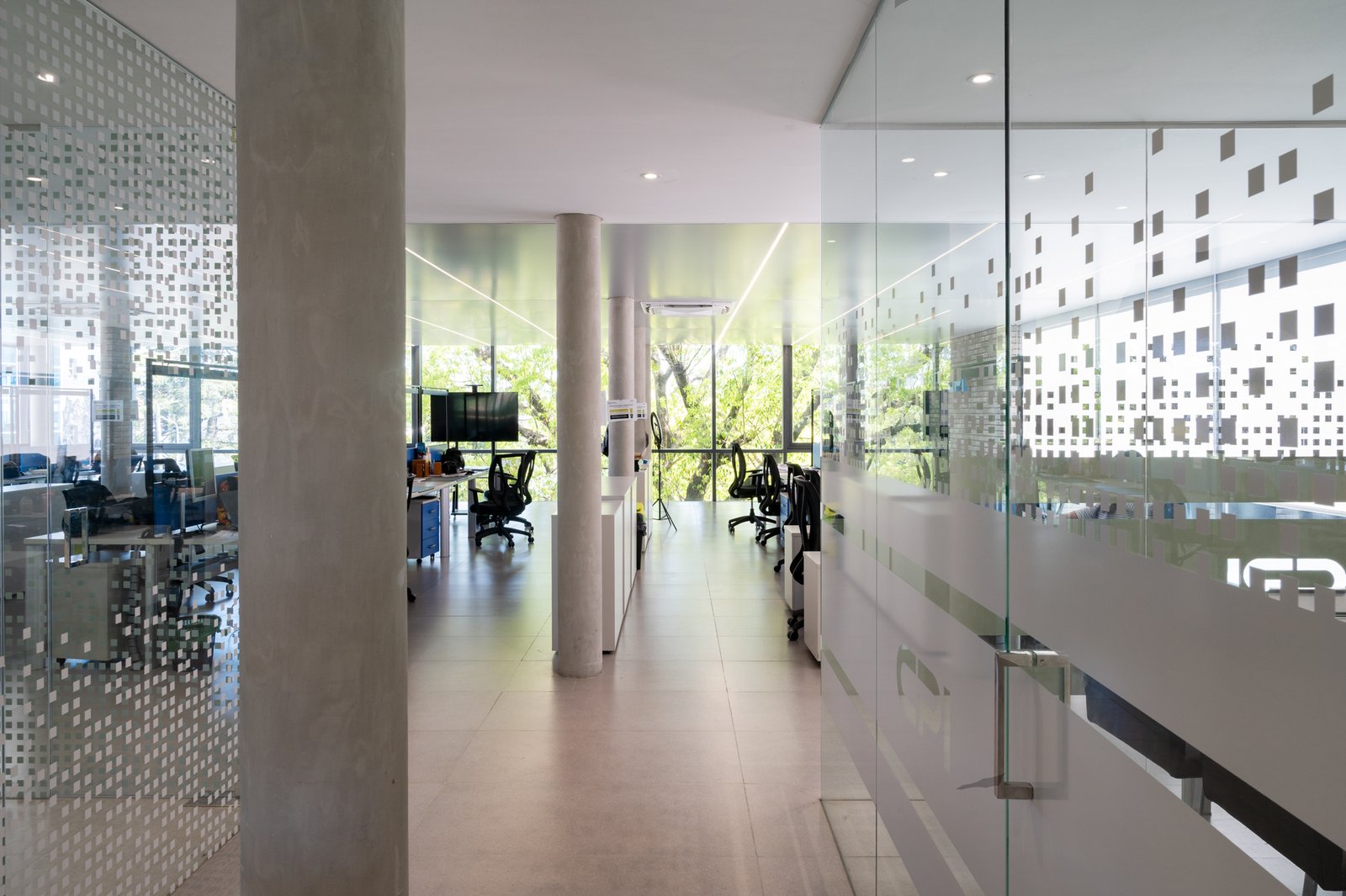 Escritório moderno com divisórias de vidro e luz natural — projeto Oficinas CPI, por Juarez-Fevre Estudio de Arquitectura, em Provincia de Buenos Aires