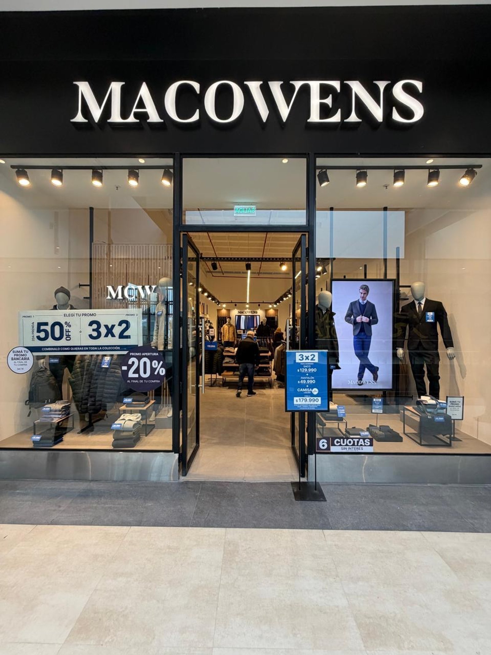 loja de roupas com fachada de vidro e letreiro MACOWENS — projeto MACOWENS, por Estudio Demares