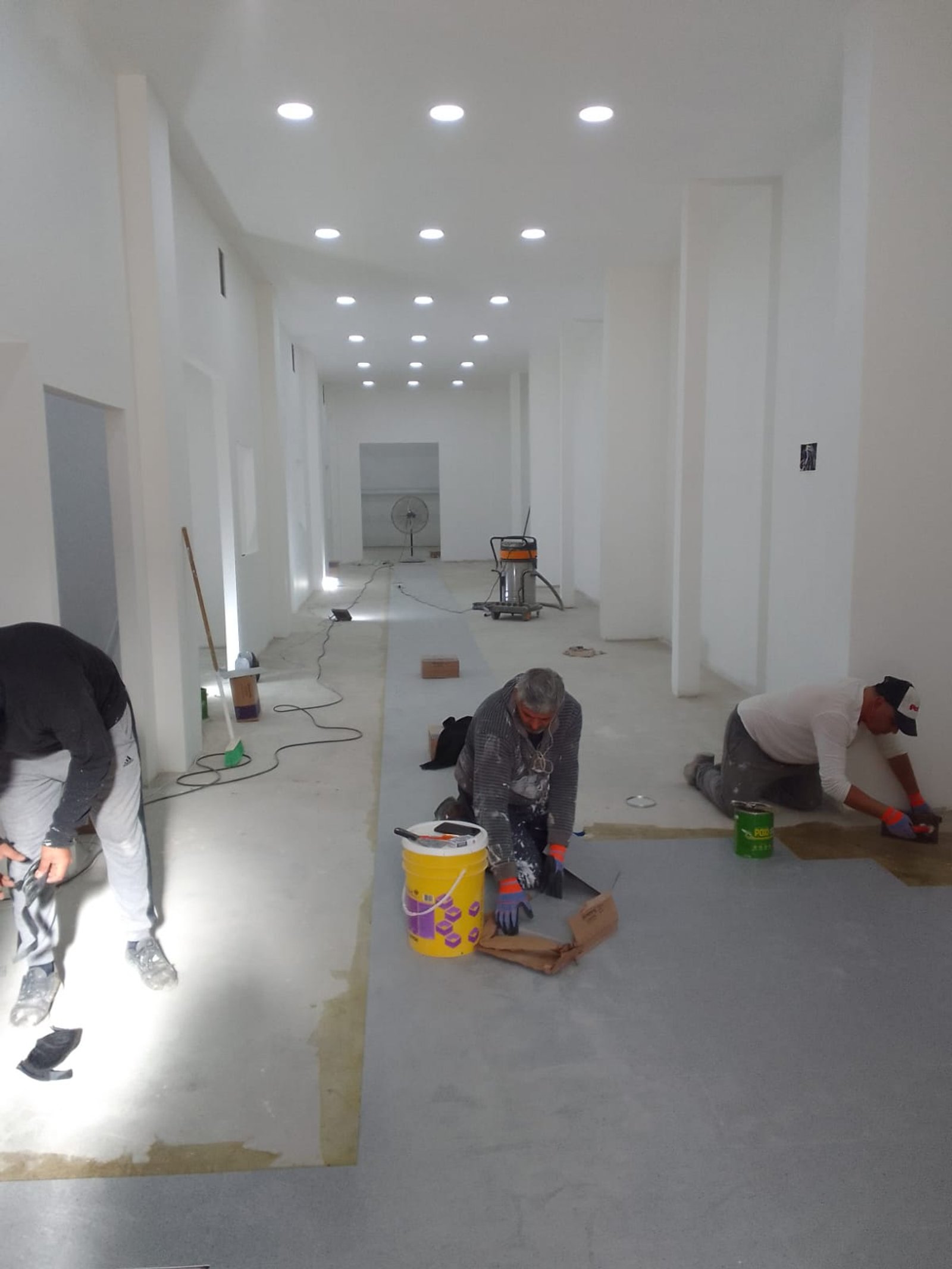 pasillo en construcción con trabajadores y luces empotradas — proyecto Deposito en Avellaneda 3, por Arquitecto Guido Niccoli, en B1872 Sarandí