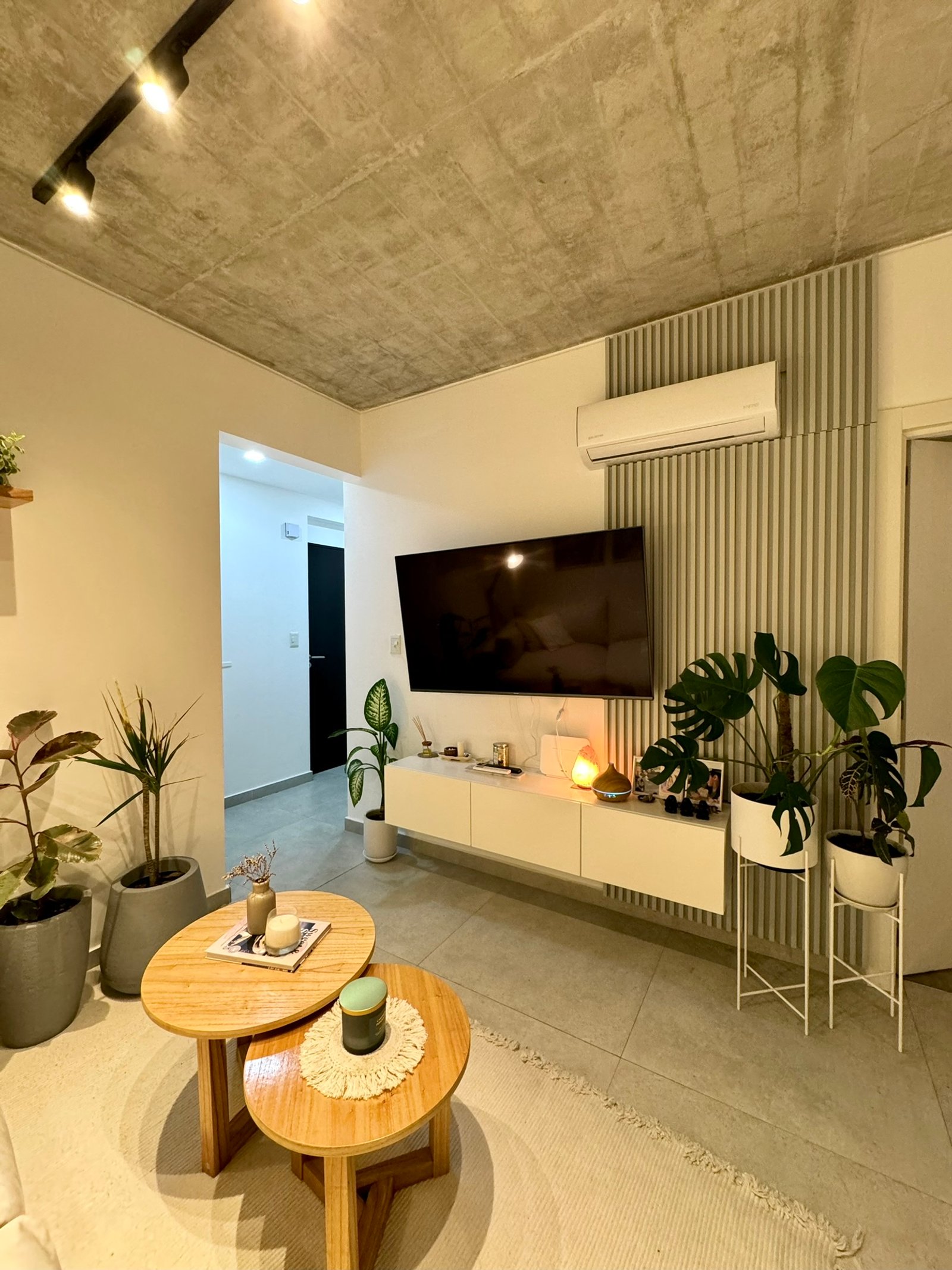 Living moderno con techo de hormigón expuesto y pared acanalada — proyecto Estado de Israel, por MDBK Arquitectura, en Caballito