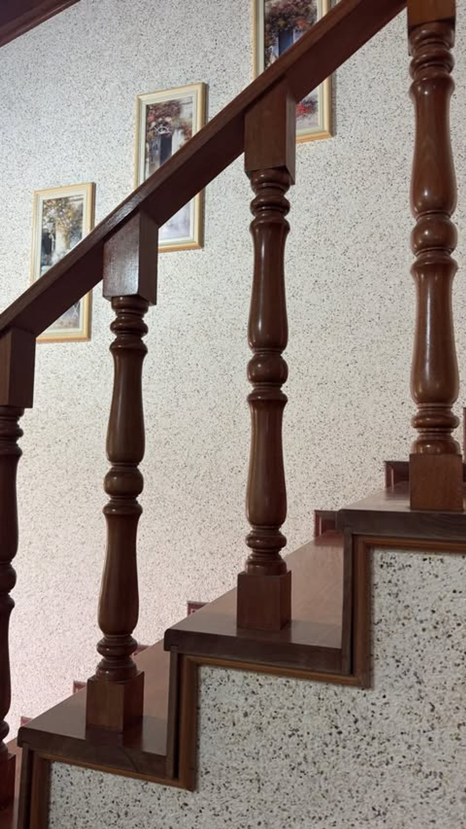 escalera de madera con barandas clásicas y pared texturizada — proyecto Escalera, por ecodecor argentina, en Buenos Aires