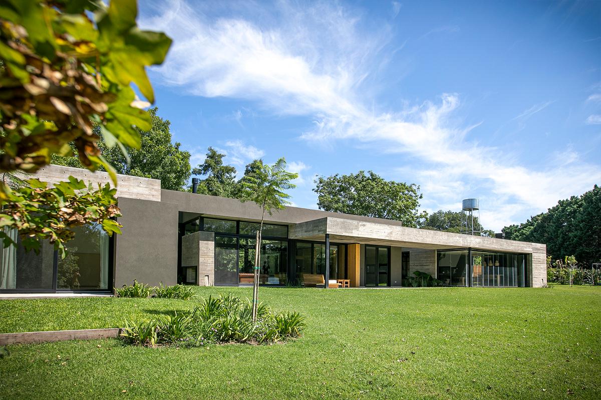 casa moderna minimalista com grandes janelas e pátio — projeto CASA MG, por IMF INÉS MARTINEZ FERRARIO
