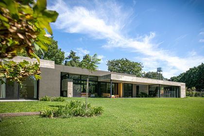 casa moderna minimalista con amplios ventanales y patio — proyecto CASA MG, por IMF INÉS MARTINEZ FERRARIO