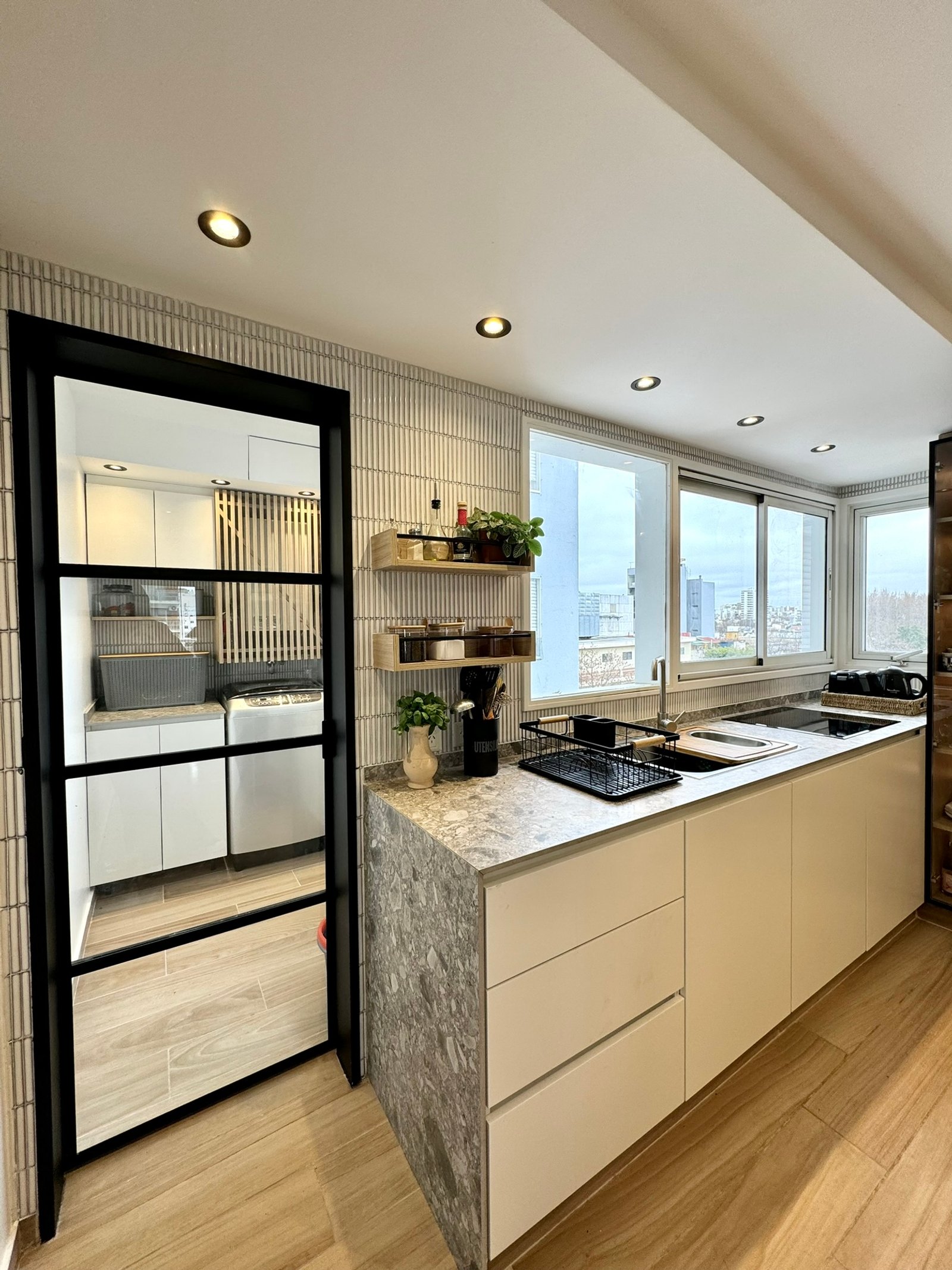 Cocina moderna estilo escandinavo con isla y detalles en piedra — proyecto Arengreen, por MDBK Arquitectura, en Caballito
