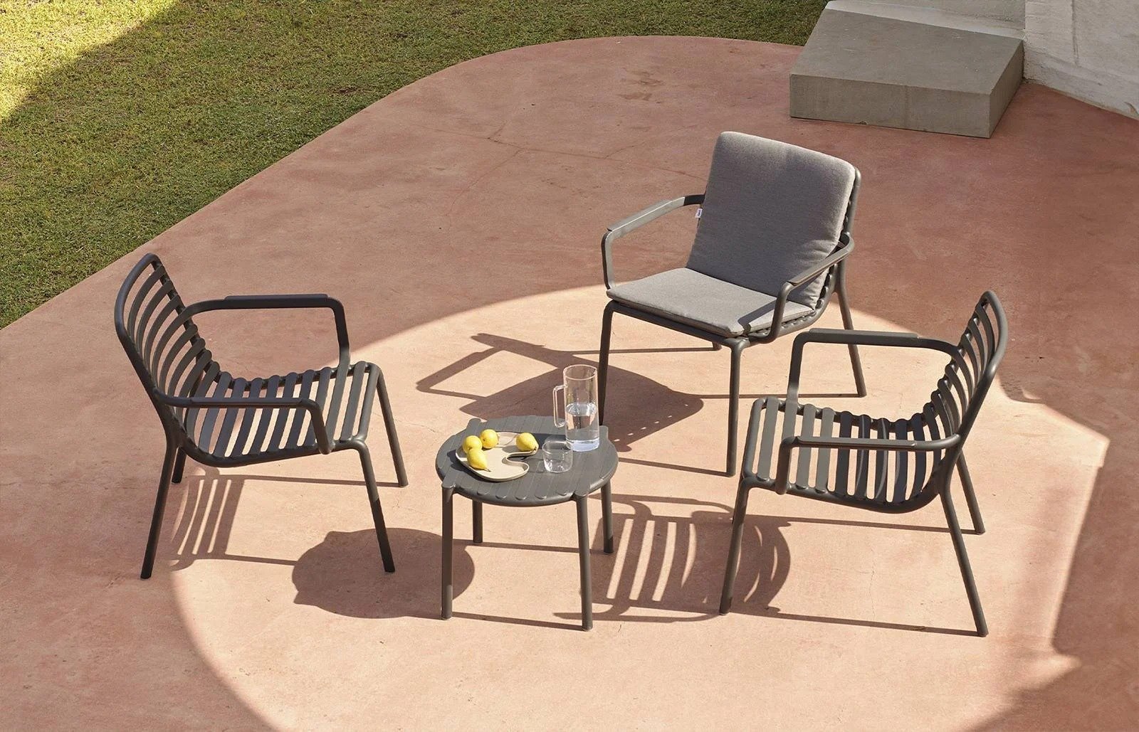 patio moderno con mobiliario de metal negro — proyecto Living Exterior, por Casa Nuñez