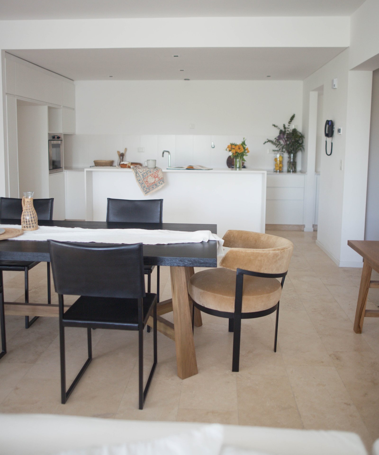 Comedor y cocina modernos, mesa de madera oscura, sillas negras y tapizadas — proyecto Urbana las lomas, por LACROZE DESIGN STUDIO, en San Isidro