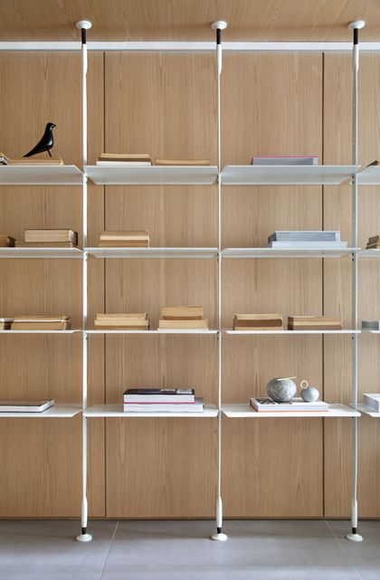 Estantería modular de madera y metal minimalista con libros y objetos decorativos — proyecto MN House, por Studio Ro-ca
