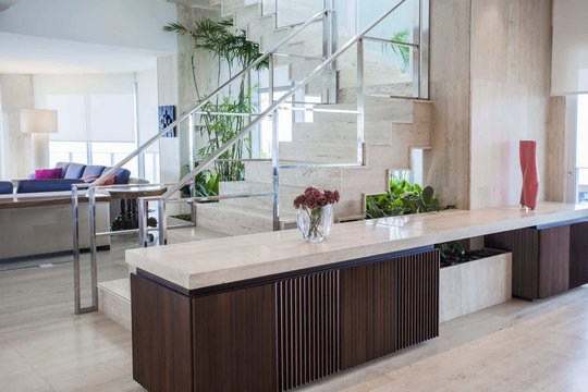 Escalera moderna en doble altura con mesada de mármol y plantas — proyecto Cobertura LS, por Patrícia Marinho Arquitetura 