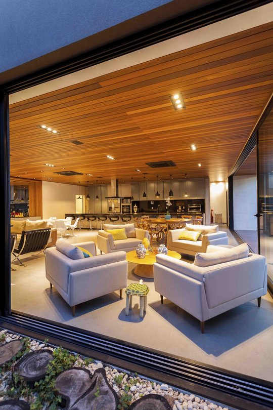 Living moderno con sillones grises, techo madera y gran ventanal — proyecto Casa MaCa, por Studio Jordano Valota