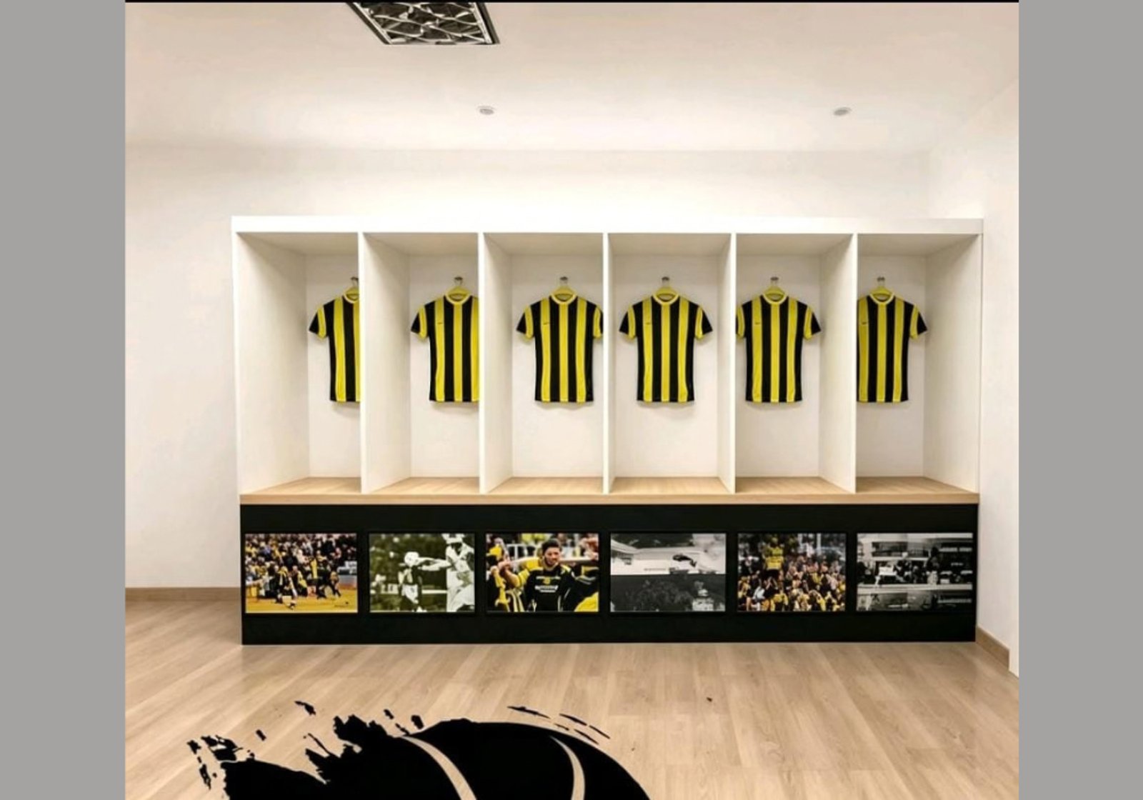 Local comercial con camisetas deportivas y exhibidores modernos — proyecto Vestuario Olimpo de Bahía Blanca (Básquet), por FA DISEÑO Y AMBIENTACION, en Bahía Blanca