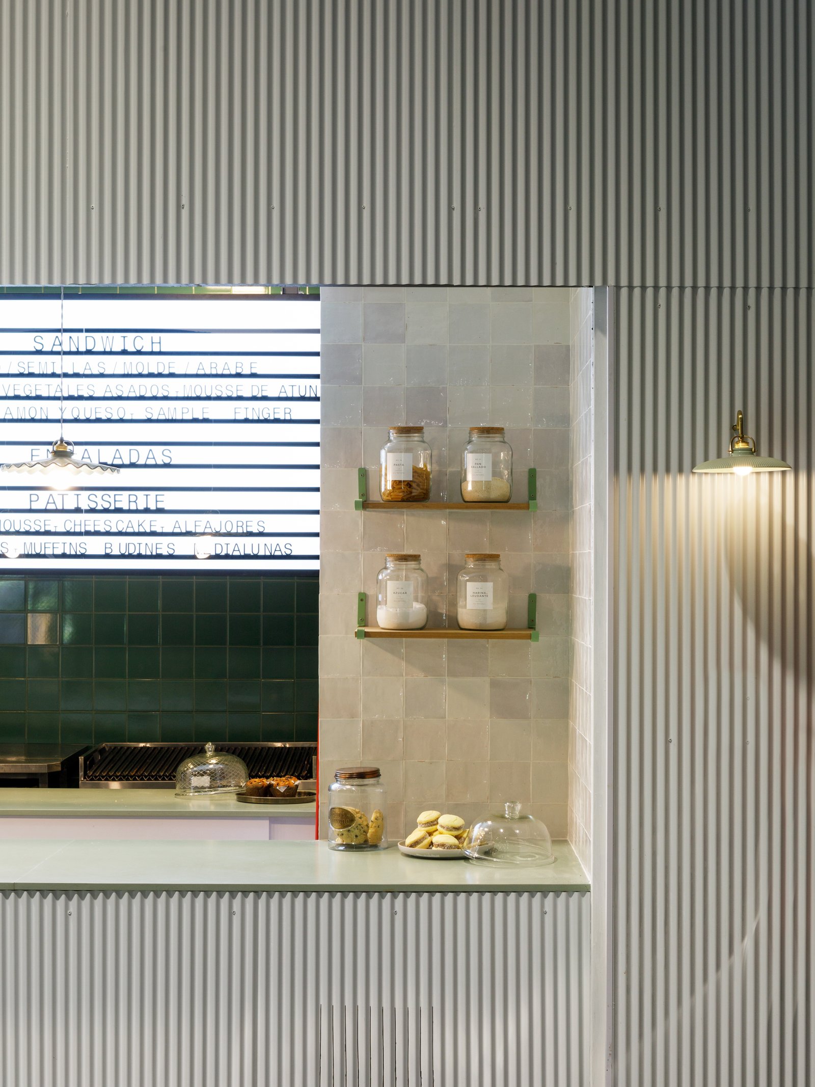 Cafetería moderna con paredes acanaladas y exhibición de productos — proyecto RUTH La Rural, por Estudio Losa, en Juncal 4431