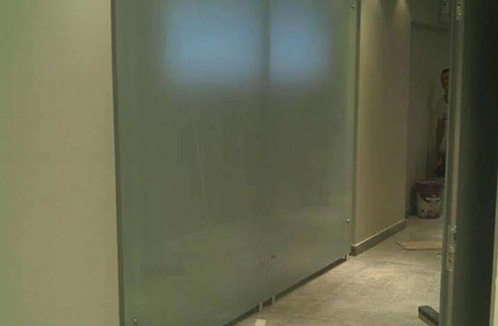 pasillo minimalista con divisor de vidrio esmerilado — proyecto Carteleria y paneleria , por Cristalcenter, en Av. del Libertador
