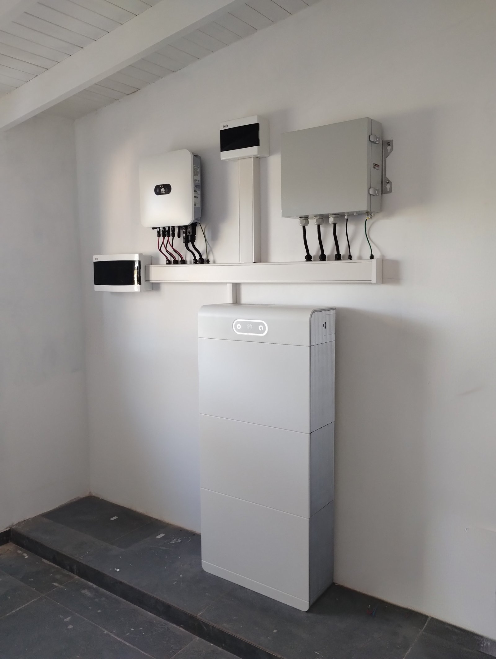 instalación de tecnología moderna en interior blanco — proyecto Estrella del Este, por efergía, en La Plata